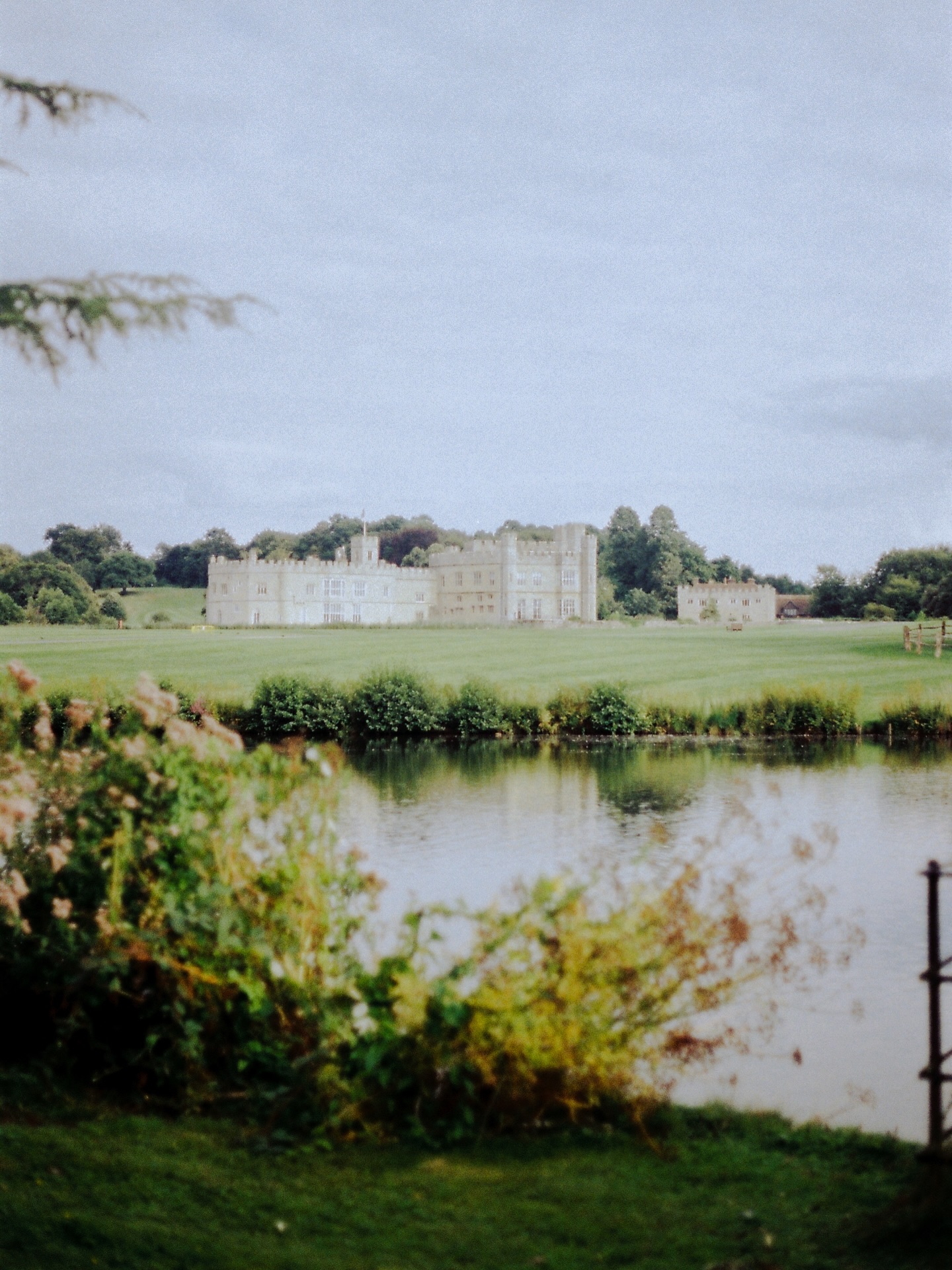 イギリスの田舎の休日。
#uk #leedscastle #kent #canonae1 #kodak