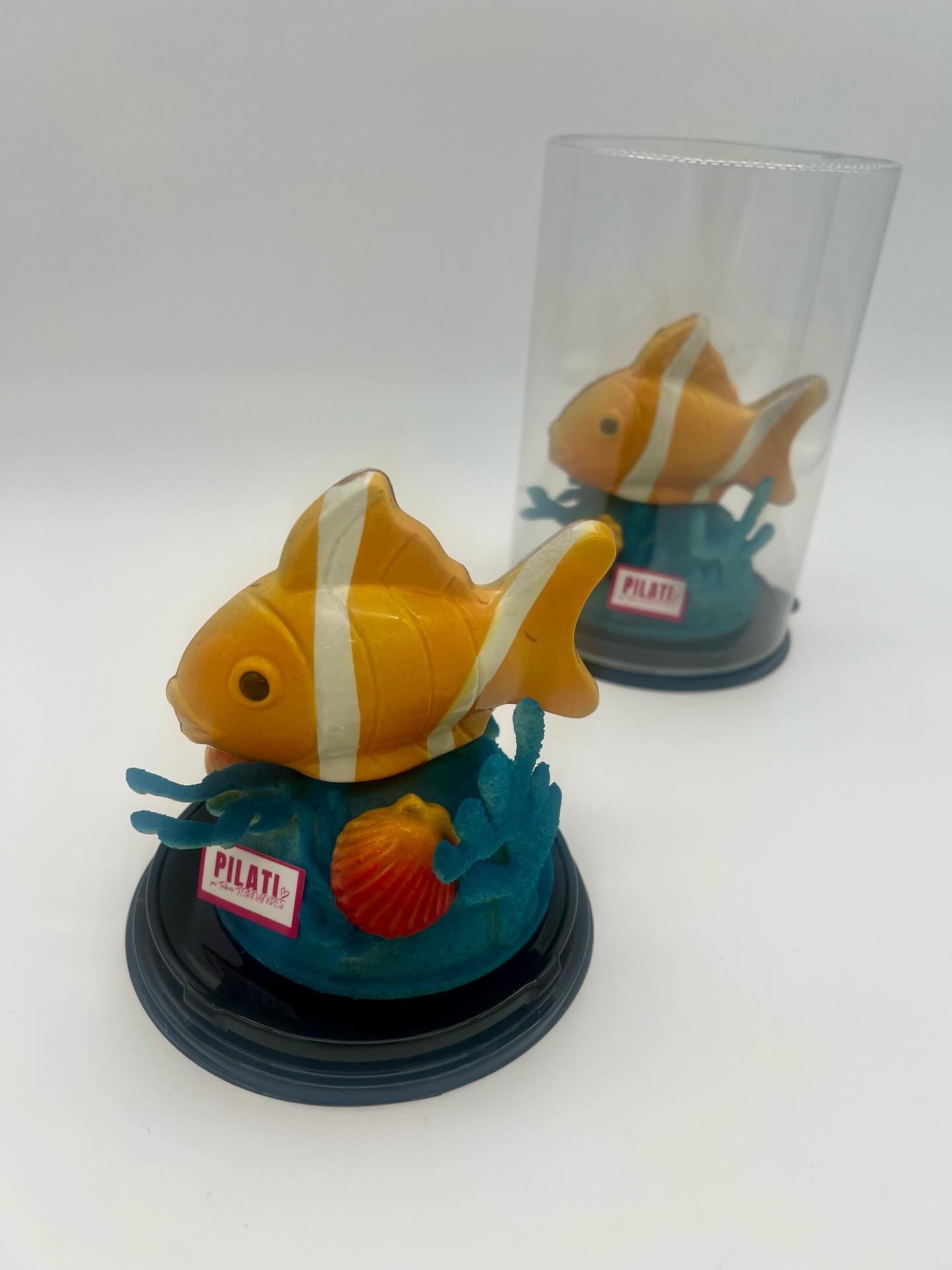 🐠🌿✨ Nemo de Pâques fait son grand plongeon… en chocolat ! ✨🌿🐣
Laissez-vous séduire par notre création de Pâques :
un délicat montage Nemo, posé sur son socle et entièrement garni de notre fameuse friture pralinée…
Un jeu de textures et de saveurs, entre gourmandise et élégance, où chaque détail évoque les fonds marins et la douceur du printemps 🌊🌸
💛 Disponible en quantité limitée en boutique
Ne tardez pas à adopter ce petit trésor chocolaté… avant qu’il ne disparaisse !
#pâques #ChocolatArtisanal #Gourmandise #roanne #editionlimitee