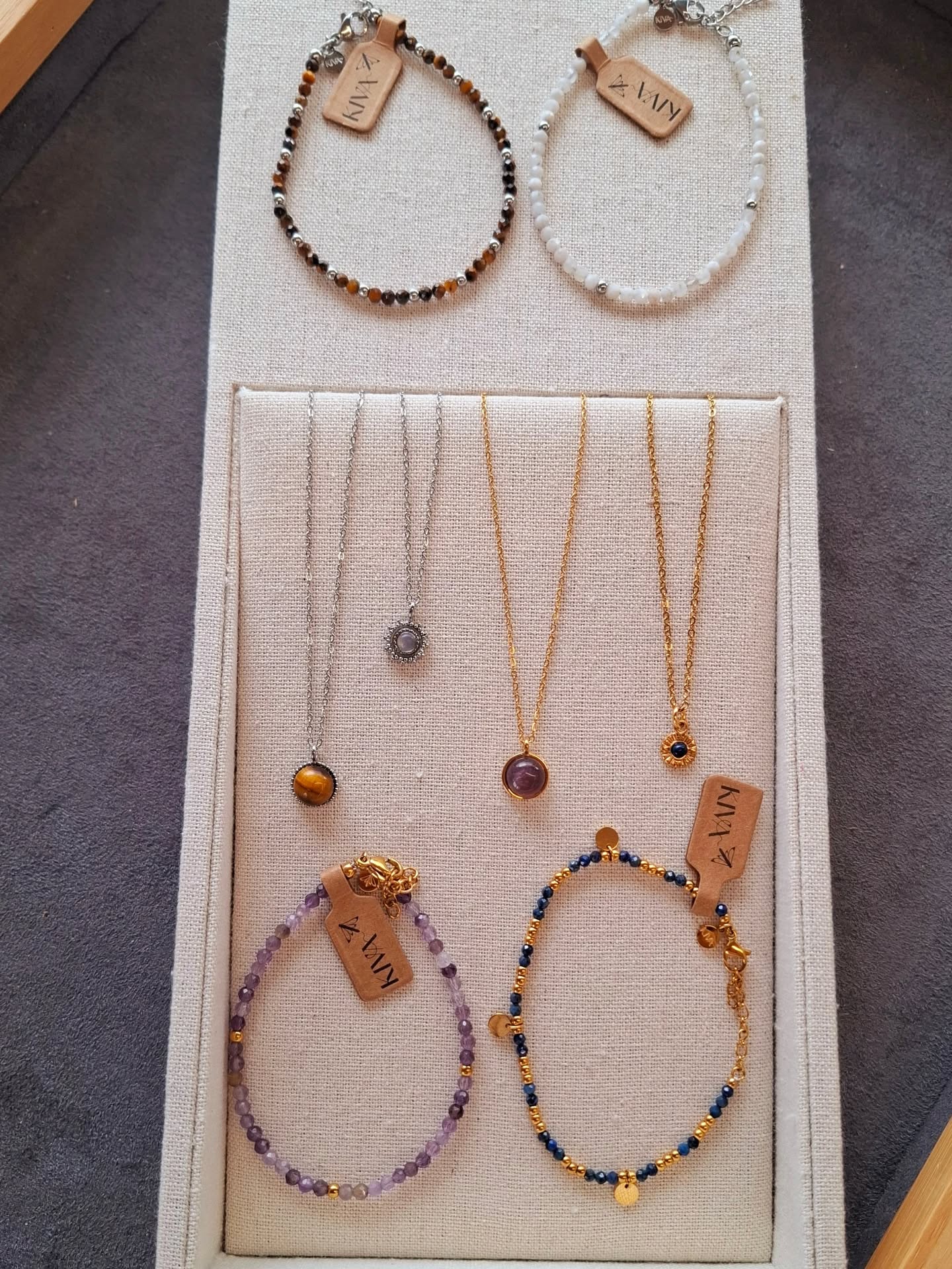 💎✨ Edelstein trifft Edelstahl 🩶
Neuer Schmuck von KIVA ist bei uns eingetroffen. KIVA steht für stilvollen Schmuck aus der Schweiz – mit der natürlichen Schönheit der Edelsteine und ihrer besonderen Ausstrahlung. Handgefertigt und wasserfest.
Und das beste: Jedes Schmuckstück hat seine eigene, ganz besondere Bedeutung.
Entdecke die Kraft natürlicher Edelsteine:
• Tigerauge – stärkt Mut & Selbstvertrauen
• Mondstein – fördert Intuition & Balance
• Amethyst – bringt Ruhe & Klarheit
• Lapislazuli – steht für Wahrheit & innere Stärke
Weitere Edelsteine gibt es im Laden.💫
Finde dein persönliches Schmuckstück.
#bazar_seewis #kiva #edelsteine #schmuck #neuekollektion