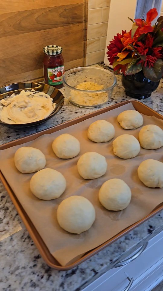 Easter Weekend Baking ❤️ Slowing down this weekend and making something yummy for the family.
How are you slowing down this weekend? Tell us in the comments! 🥰
Can you guess what this yummy treat is? 🍓🥛