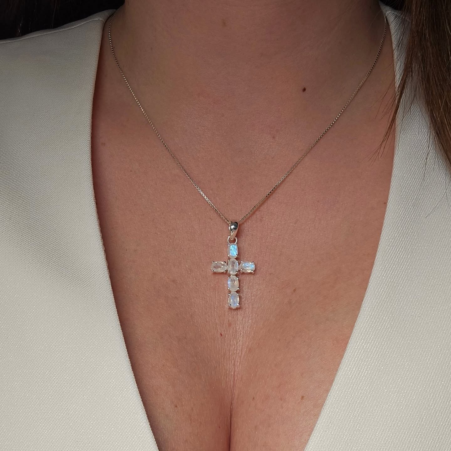 Dieses elegante Kreuz mit Mondstein verzaubert mit seinem einzigartigen Schimmer – je nach Lichteinfall zeigt er magische Blau- und Regenbogenreflexe. Ein edles Highlight, das nicht nur optisch begeistert, sondern auch eine tiefere Bedeutung trägt.
🌙 Die Wirkung des Mondsteins:
Der Mondstein steht für Intuition, Weiblichkeit und emotionale Balance. Er kann dich dabei unterstützen:
• deine innere Stimme zu stärken
• emotionale Blockaden zu lösen
• neue Energie und Klarheit zu finden
• mehr Gelassenheit in deinen Alltag zu bringen
Ein perfekter Begleiter für alle, die sich selbst näherkommen und ihre innere Stärke entfalten wollen.
♋ Besonders kraftvoll für diese Sternzeichen:
• Krebs – stärkt Gefühle und Intuition
• Fische – bringt Klarheit und innere Ruhe
• Skorpion – hilft, Emotionen zu ordnen
• Waage – unterstützt Balance und Harmonie
#Mondstein #Schmuckverkauf #Kristallschmuck #EnergieSchmuck #sterlingsilver