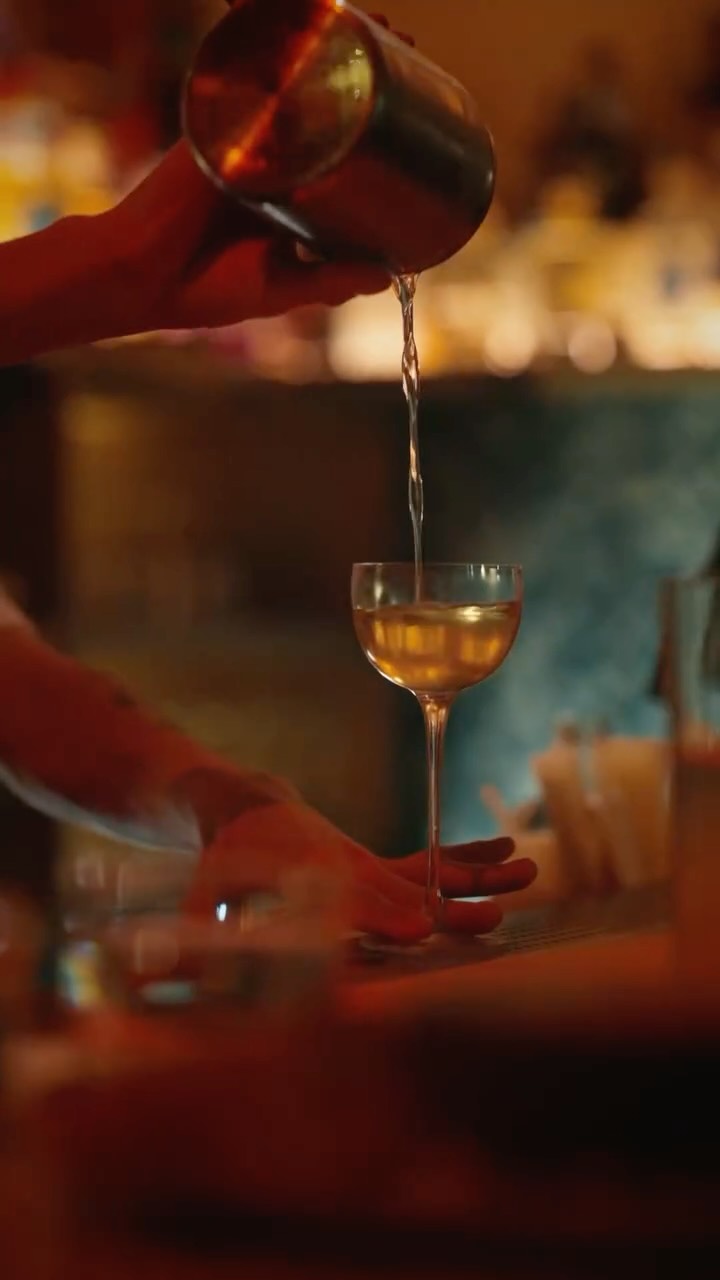 Retour en images sur une soirée exceptionnelle, animée par Romain du bar @classique.cafe à l’occasion de la mise à l’honneur de notre gin du mois de mars @distillerie_In_mattei ✨🍸
🎥 @aron_farkas_photo
*L’abus d’alcool est dangereux pour la santé. À consommer avec modération.