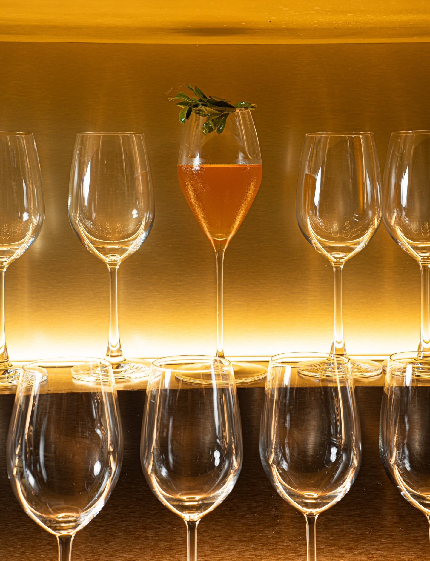 Dirección Creativa & Producción de Contenido • Gastronomía & Coctelería
@casagarbo.lima x @mantero.pe
Revelamos el resultado de una sesión donde cada detalle fue pensado para transmitir más que una imagen: una experiencia.
Desde la cocina hasta la barra, trabajamos junto a Luis Flores, consultor de coctelería, y Jorge Muñoz, chef principal de Casa Garbo, para construir una narrativa visual que capture la esencia del espacio.
Imágenes que hablan de atmósfera, carácter y sabor.
Una estética que equilibra lo sensorial con lo visual, elevando cada plato y cada cóctel a su máxima expresión.
Este es el nuevo universo visual de Casa Garbo.
#ManteroPR #CasaGarbo #Restaurant