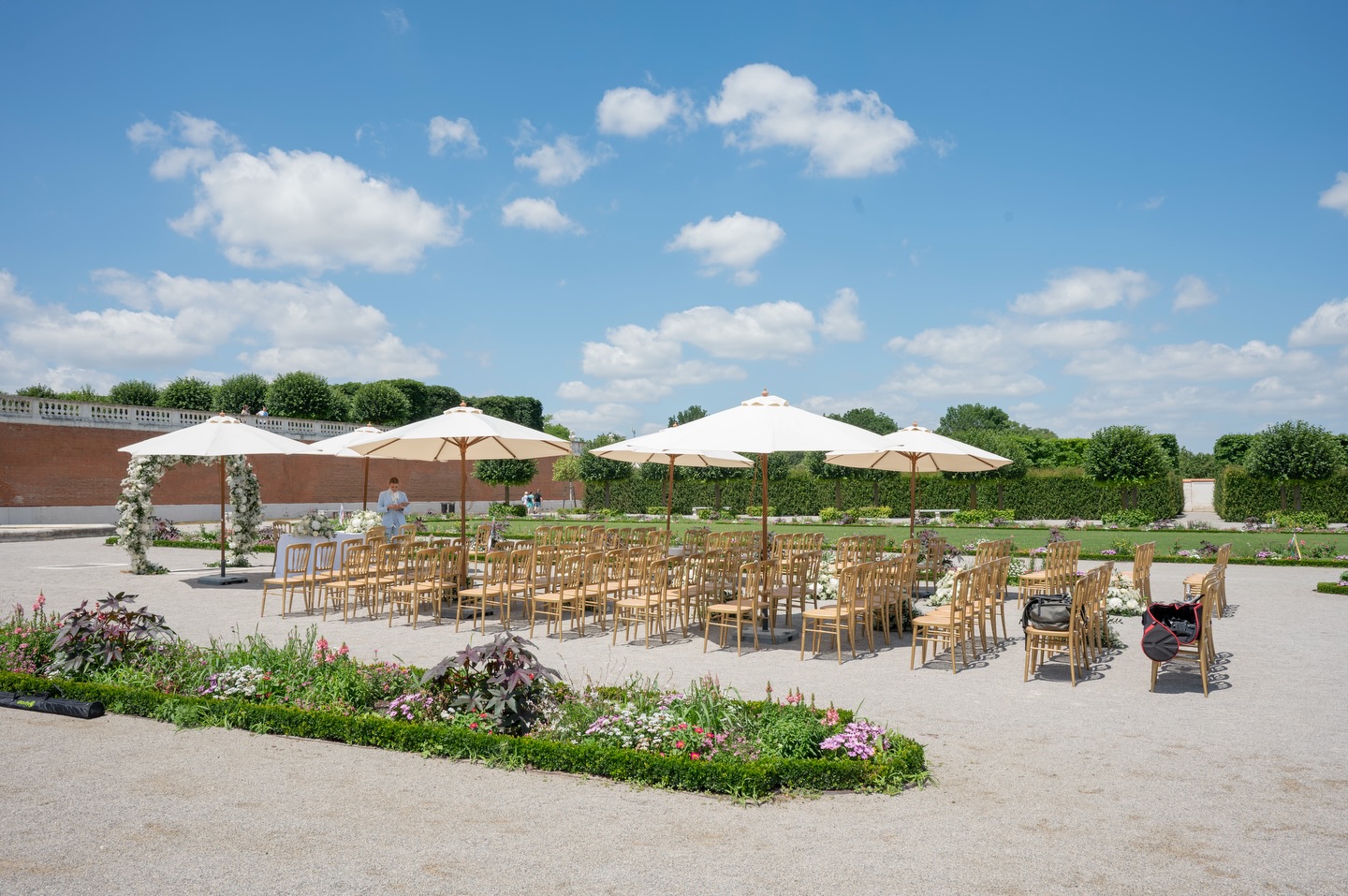 Endlich darf ich euch diese Bilder zeigen! ✨
Vergangenen Juni durfte ich die wunderschöne Märchenhochzeit von V&A im Schloss Hof begleiten.
Foto @artwedding.eu
#Schlosshochzeit #Weddingplanner #Märchenhochzeit #WeddingInspiration #Hochzeitsplanerin