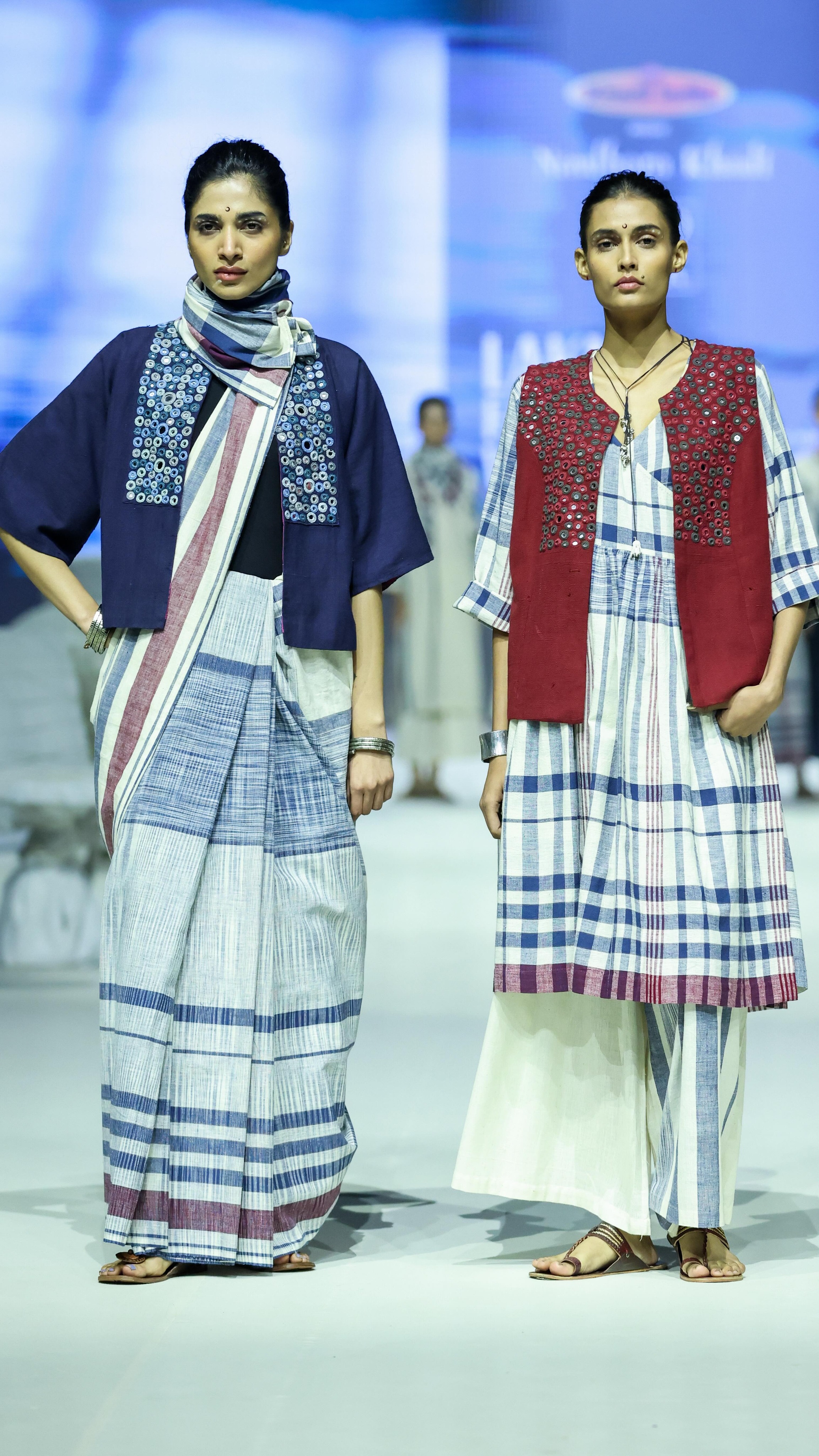 Saumya / ą¤øą„ą¤®ą„य takes the runway at LakmÄ Fashion Week in Partnership with FDCI, March 2026, Mumbai.
A contemporary Khadi narrative, handcrafted at Sandur Kushala Kala Kendra, Karnataka.
#CoEK #LakmeFashionWeek #KhadiIndia #SustainableFashion #RunwayFashion