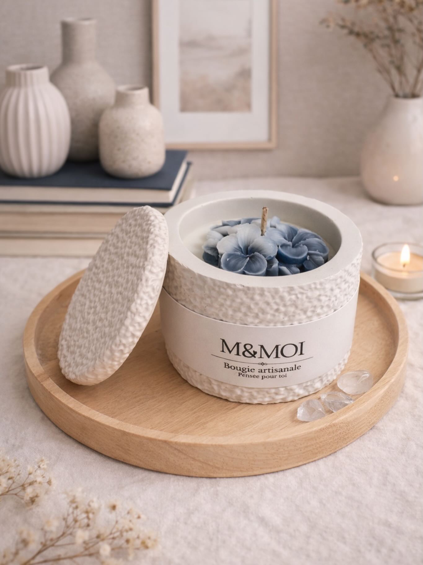 ✨ Ton moment M&MOI ✨
Cette bougie dévoile un parfum délicat et enveloppant, où la fraîcheur de la bergamote rencontre un cœur floral raffiné de rose, jasmin, muguet, œillet et iris.
En fond, les notes de santal, musc et héliotrope apportent une touche douce, poudrée et chaleureuse, parfaite pour créer une ambiance cocoon et élégante dans votre intérieur.
Des bougies artisanales au design épuré, pensées pour sublimer ton intérieur avec douceur et élégance.
• Cire de qualité
• Parfums délicats
• Fabrication soignée #candle #cocooning #homeinspirations #candlelover #candleaddict