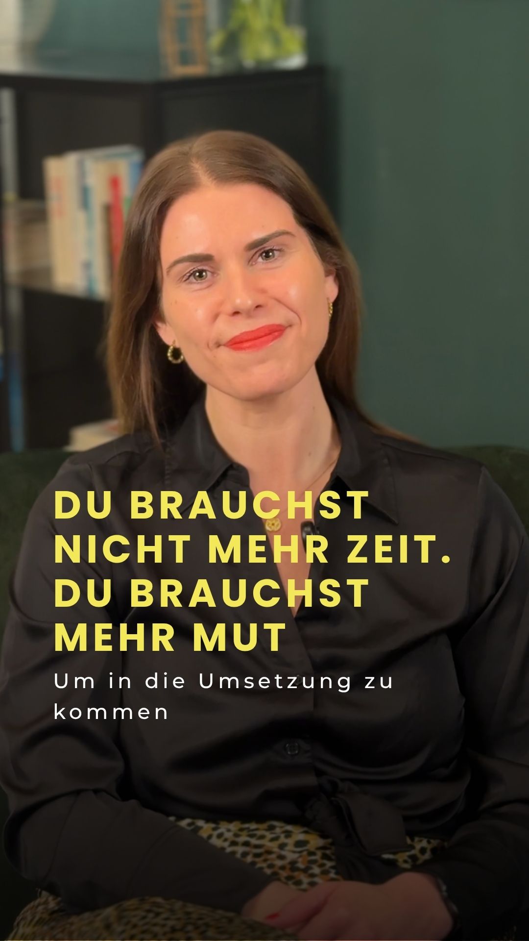 Hier findest du weitere Tipps, neue Blickwinkel und vertiefende Reflexionsfragen zum Video ⬇️
Oft ist nicht der Mangel an Zeit das Problem, sondern die Angst vor der Konsequenz einer Entscheidung. Wir warten auf den „perfekten Moment“ oder ein Zeichen von außen, während das Leben in der Warteschleife an uns vorbeizieht. Du darfst dir eingestehen, dass Sicherheit eine Illusion ist und echter Fortschritt immer dort beginnt, wo du aufhörst zu zögern.
Perspektiven:
• Du kannst Mut nicht „haben“, du kannst ihn nur trainieren, indem du trotz deiner Angst den ersten Schritt gehst.
• Wirkliche Veränderung braucht kein äußeres Okay, sondern dein klares Versprechen an dich selbst.
Der Deep Dive in deine Selbstreflexion:
• Nutze ich den Satz „Ich habe gerade keine Zeit“ oft nur als Schutzschild, um mich der Angst vor der Veränderung nicht stellen zu müssen?
• Warte ich unbewusst auf ein Zeichen oder eine Erlaubnis von außen, weil ich mir selbst noch nicht zutraue, die volle Verantwortung für meine Entscheidung zu tragen?
• Halte ich an der aktuellen Situation fest, weil mir der bekannte Frust lieber ist als die Unsicherheit, die ein mutiger Neuanfang mit sich bringen könnte?
• Was befürchte ich eigentlich ganz konkret, wenn ich jetzt den ersten Schritt mache – und ist dieses Szenario wirklich so bedrohlich, wie mein Kopf es mir einredet?
Schreib es mir gerne in die Kommentare: Möchtest du, dass alles genau so bleibt, wie es gerade ist? 👇
📌 Speichere dir das Video, um jederzeit darauf zurückkommen zu können.
+Folge mir für tägliche Inspiration und Coaching Tools für echte Umsetzung im Alltag. Auf meinem Kanal geht es um Selbstführung, Klarheit, Kommunikation und echtes Selbstbewusstsein.
🎯 Du suchst Unterstützung bei deiner persönlichen Entwicklung? Als systemischer Coach biete ich auch 1:1 Online Coachings an 💻
#Selbstführung #Mut #Entscheidungen #IndieUmsetzungkommen #CoachingTipps