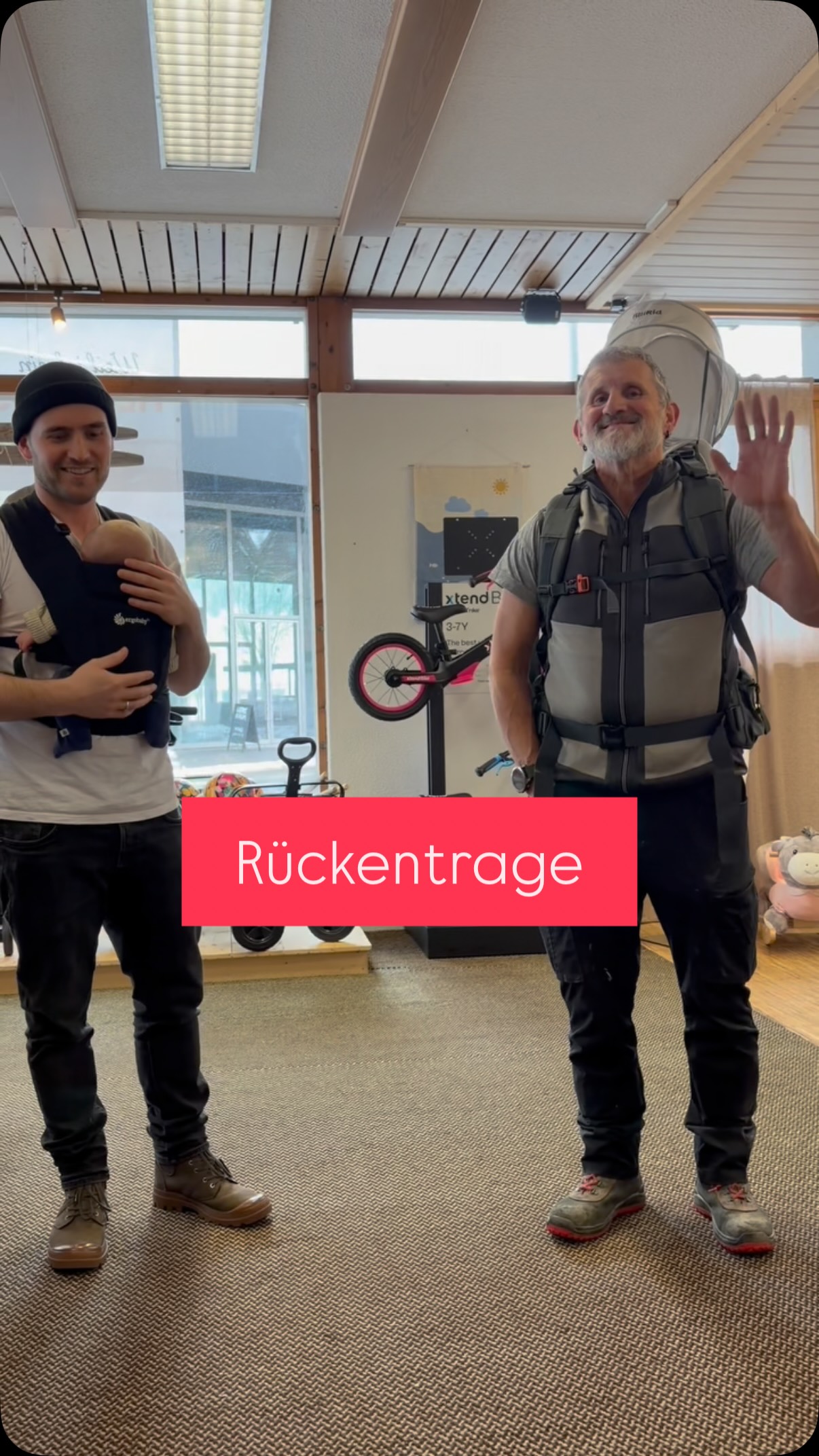 Neu bei uns🤍
Die Rückentrage von fillikid ist perfekt für alle, die gern draußen unterwegs sind. egal ob Spaziergang, kleiner Ausflug oder auch mal unwegsameres Gelände, wo der Kinderwagen einfach unpraktisch wird. 🏔️ ☀️ 🥾
Sie sitzt richtig angenehm, ist stabil und durch die vielen praktischen Details einfach super alltagstauglich.
Wir haben sie uns genau angeschaut und finden: eine richtig gute Lösung für aktive Familien 🙌
#herzenskindbregenzerwald #unterwegsmitbaby #rückentrage #familienzeit #bregenzerwald