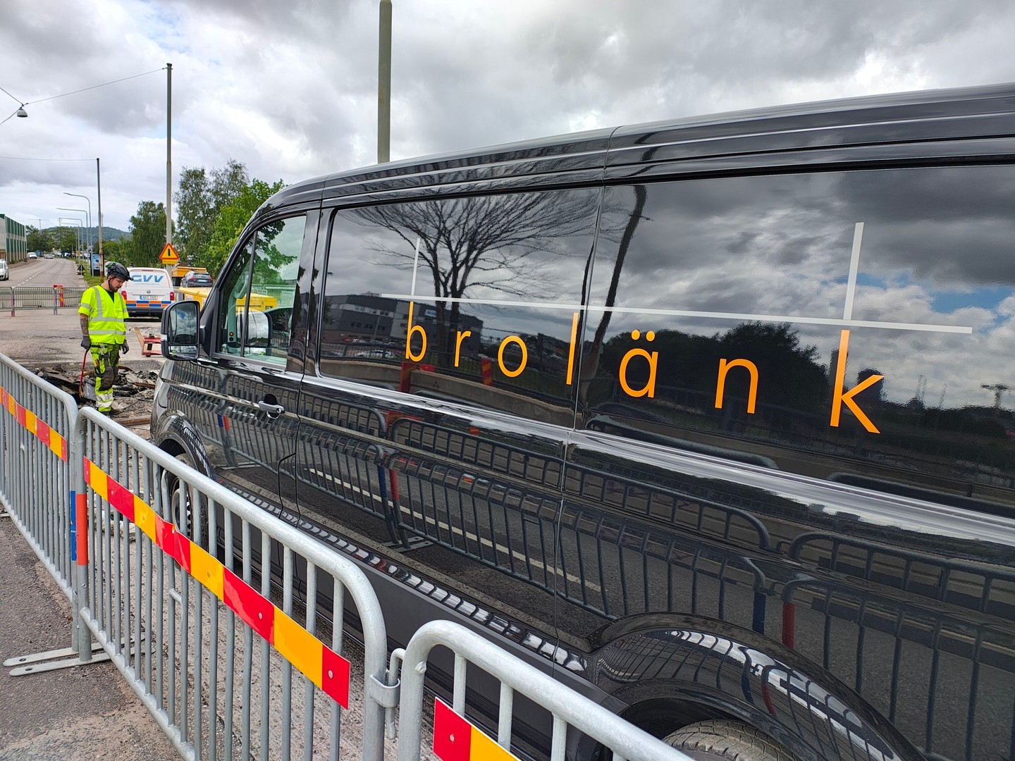 Visste du att det som låter ka-dunk när du åker över en #bro kallas för en #övergångskonstruktion? Den låter bron röra sig fritt. En bro är aldrig stilla, när det är sommar och varmt expanderar den. Likaså när det är vinter och kallt så krymper bron.
I fogen finns även tätprofil av gummi som skyddar brons inre mot fukt och vattenskador. Så ett tips till er som äger eller underhåller broar. Kolla om gummit är trasig och att fogens metallprofiler inte är nedslitna eller skadade av t ex plogning. Reparerar ni i tid så sparar ni pengar och #miljö.
Så ge din bro lite kärlek så kan den bestå i 50-100 år. Behöver du reparation eller en ny fog så kontakta oss.
Vi på #Brolänk Sverige AB producerar, reparerar och säljer kvalitetsfogar från tyska #Maurer.