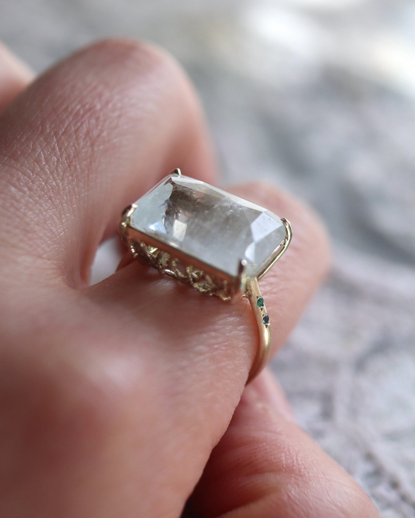 .
K10YG tourner / 一点もの
アクアマリン・エメラルド
.
【 3月の誕生石 / アクアマリン 】
パキスタン産のアクアマリン原石に、
手擦りのカットを施して仕立てた
「tourner」のコレクション。
澄んだ水の中に、そっとレースを沈めたような
やわらかな透明感と、ゆらぎのある透け感。
石越しにほのかに映るレースが、
光の角度で表情を変えるのも魅力のひとつです。
やわらかな光を纏うように、
春の装いにそっと寄り添う一点もの。
ぜひご覧ください🌿
3月お誕生月の会員さまご優待も、
残りわずかとなりました。
新たに迎える歳の記念に、
お手元にそっと寄り添うひとしずくを。
――――――――――――――
▶︎spiral(青山) 4/22(水)〜30(木)
- 愛着と手仕事
https://curva.official.ec/blog/2026/03/18/182457
▶︎Curva Salon / Atelier -Since2008
東急東横線・大井町線 自由が丘駅より徒歩7分
- 営業日はハイライト☑︎
//////////////////////////////////////////////////
Curva y Ruri JEWELRY〈クルバ イ ルリ ジュエリー〉は、
業界歴25年のデザイナーMaikoによる
アンティークレースの模様を表現した
ジュエリーコレクション。
その経年を纏う繊細な素材を金属に置き換え、
ジュエリーとしての魅力を発信。
一つの素材としてデザインの可能性を追求し、
ジュエリーの街.甲府の職人チームと制作する
ジュエリーコレクションです。
Curva y Ruri JEWELRYの一点物の代表的なつくりは、
デザインイメージに合わせて選んだ
実物のアンティークレースを製作毎に象り一つずつ、
石の形状に合わせて石枠を手づくりしています。
長い時を経て受継がれた素材の魅力を、
新たな魅力として甦らせたストーリー性のある作品は
繊細なレースの柄も、
その時々の成り行きで出来た模様も大切に、
意図して出来ないデザインも魅力的なジュエリーです。
熟練の職人による手仕事によるジュエリー。
お手元で是非、唯一無二の作品をお楽しみください。
@curva_novia
ブライダルジュエリーアカウント
@curvayruri_jewelry_bridal
//////////////////////////////////////////////////
2026.3.29.sun
#クルバ #curvayruri_jewelry #自由が丘ジュエリーショップ #職人の手仕事 #3月の誕生石