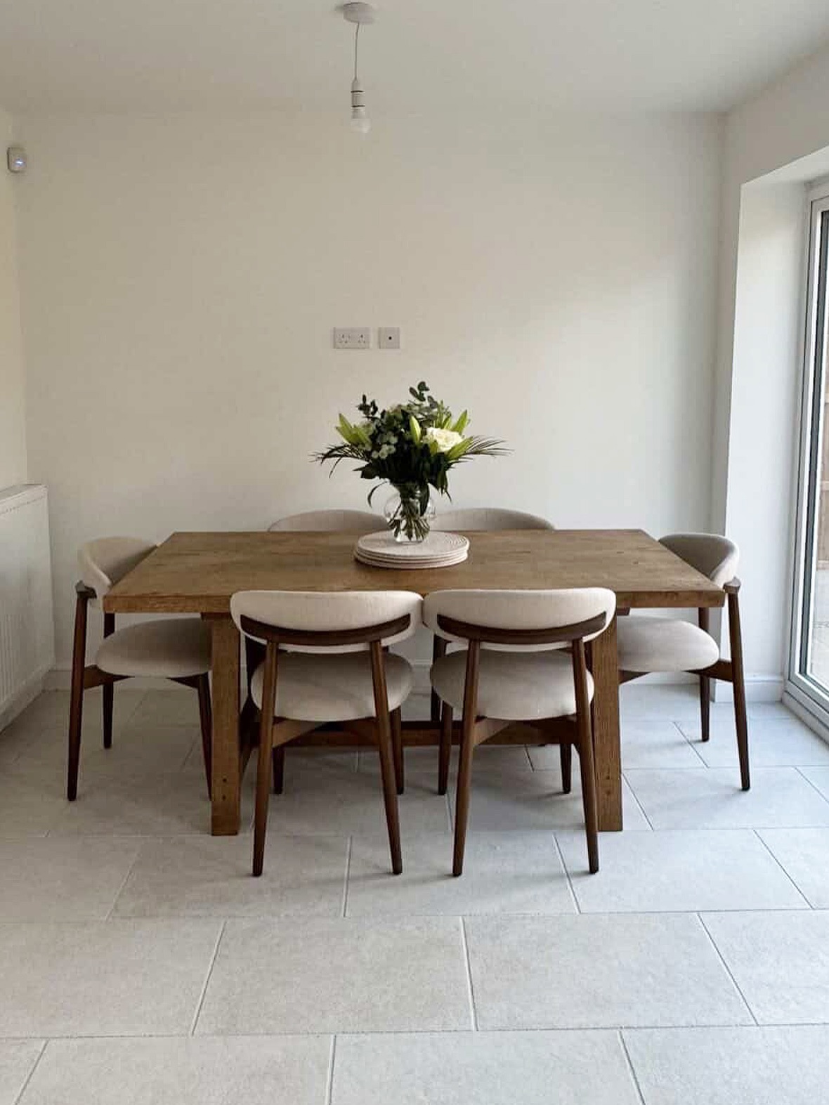 Thank you for sending in these gorgeous pictures of our solid oak A-frame 793 finished in Dark oak. 👌🏻
#rccfurniture #oaktable #oakfurniture #madeinsheffield