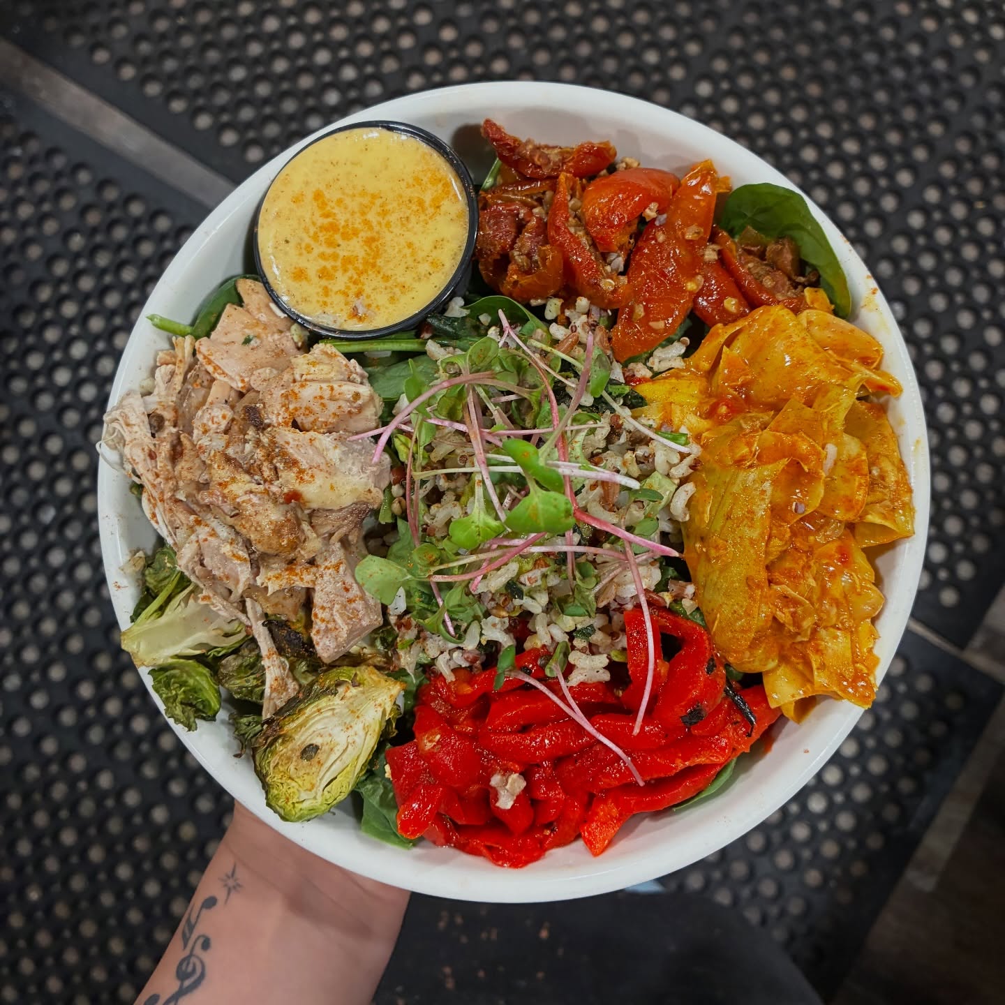 Mediterranean Grain Bowl.
Baby spinach, grilled chicken, avocado, smoked cheddar, roasted red peppers, marinated artichokes, roasted tomatoes, finished with a cilantro lime vinaigrette.
On the Bay. 1350 Empire Blvd
#RochesterNY #GrainBowl #LunchSpot #EatLocalROC #ElviosCoffee