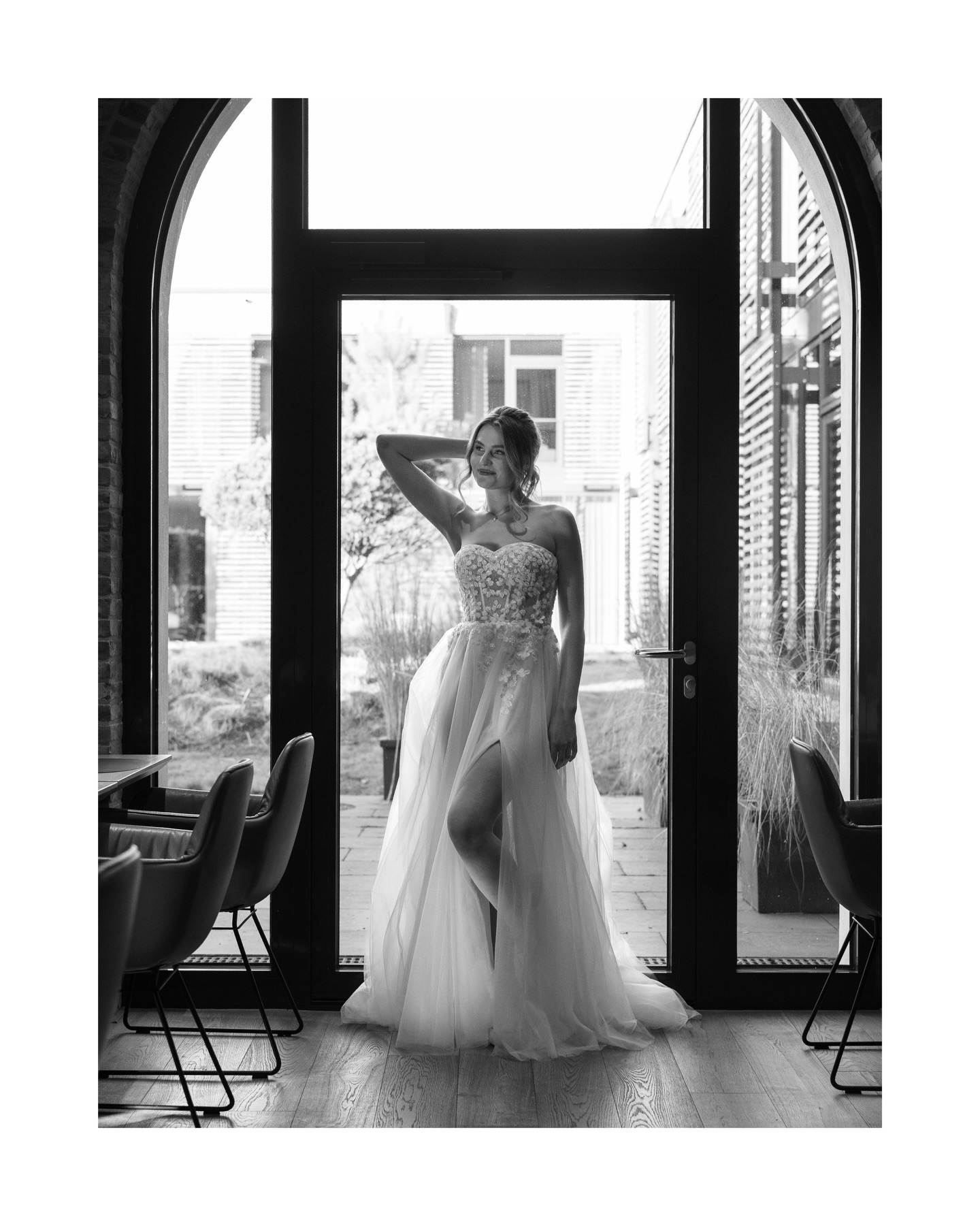 Manchmal braucht es nichts weiter als Licht, Struktur und einen Moment, der echt ist.
In Schwarz Weiß reduziert sich alles auf das Wesentliche. Linien, Kontraste und Haltung erzählen die Geschichte. Der Blick wird ruhiger und gleichzeitig intensiver.
Genau hier entsteht für mich eine besondere Form von Eleganz. Nicht laut, nicht überladen, sondern klar, präsent und fühlbar.
Und genau das liebe ich an solchen Aufnahmen.
Welche Perspektive spricht euch mehr an? 1 oder 2? ✨
#hotelbreitenburg
#hochzeitsfotografhamburg
#weddingglam
#luxuryweddingphotographer
#editorialwedding
Fotograf: @jaronkwast.photography
Model: @sarah.maevee
Make up & Hair: @makeup_hairstyle_bystephanie
Location: @hotel_breitenburg
Messe: @liebe.ist.diemesse
Kleid: @lauefestgarderobe