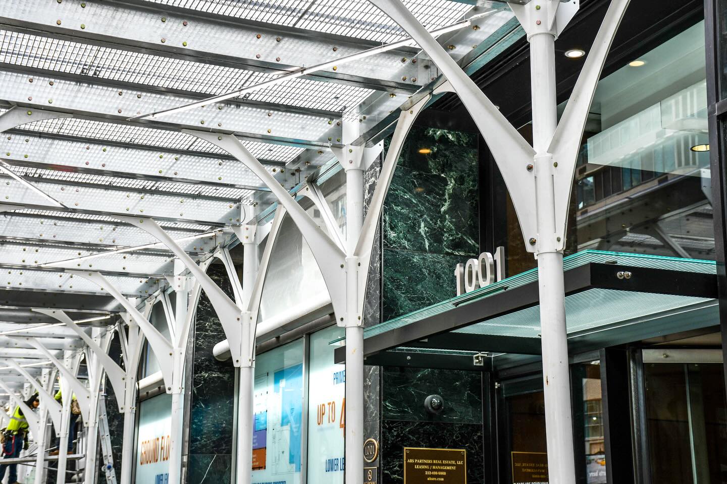 Letting the light in with #UrbanUmbrella
📍 1001 Sixth Avenue, Manhattan
#weareurbanumbrella #newyorkcity #newyork #scaffolding