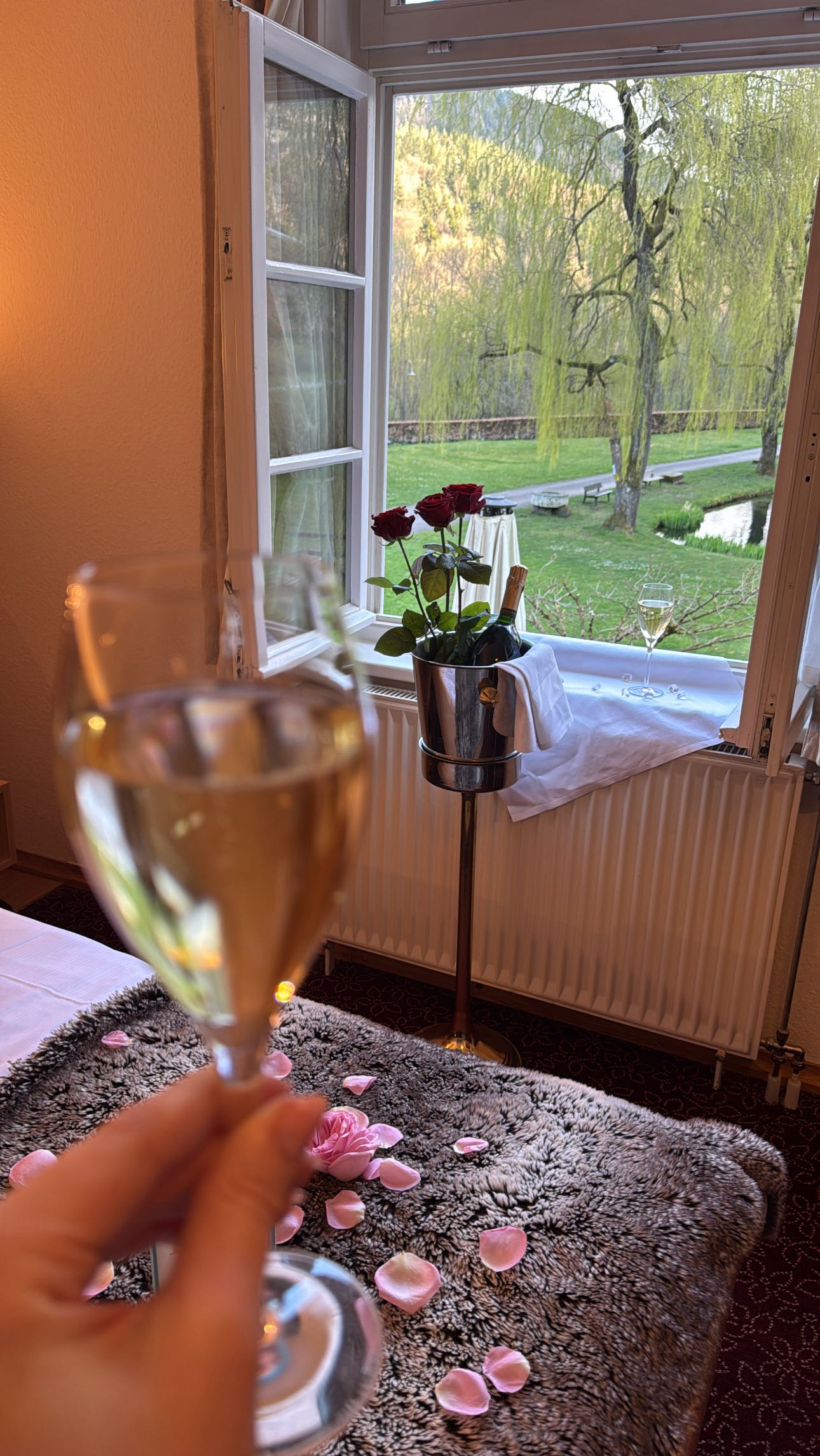 Ein Traum, den ihr gemeinsam träumt… 💍
Ein Blick, ein Lächeln, ein Herzschlag – und plötzlich fühlt sich alles perfekt an.
Eure Liebe. Eure Geschichte. Euer perfekter Ort. 💝
Um euch herum: pure Eleganz. Jedes Detail liebevoll abgestimmt – geschmackvoll, stilvoll, einfach magisch.
Mit jedem Schritt spürst du, wie besonders dieser Moment ist…
Dein Brautkleid, das alle verzaubert – atemberaubend schön, sodass jeder Blick für einen Augenblick innehält.
Seine Hand in deiner… und eure Trauringe beginnen zu funkeln, als würden sie all die Versprechen widerspiegeln, die euch für immer verbinden. ✨
Ein Blick, ein Lächeln, ein Herzschlag – und alles ist genau so, wie es sein soll.
Eure Liebe. Eure Geschichte. Euer perfekter Ort. 💝
Brautkleid & Accessoires by @weddingloft_birkenfeld
Trauringe by @rauschmayerjewelry
#wedding #hochzeit #location #love #brautmode