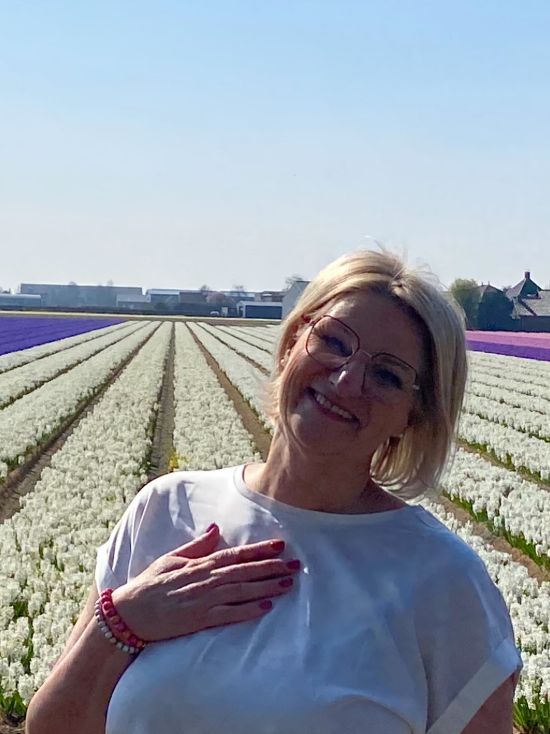 Ostern-die Auferstehung
vielleicht auch die Auferstehung in Dir 💫
Ostern erinnert uns nicht nur an eine Geschichte aus der Vergangenheit …sondern an eine Wahrheit, die tief in uns liegt:
Vielleicht gab es Zeiten in Deinem Leben in denen Du gezweifelt hast.Dich klein gemacht hast.Dein Licht gedimmt hast um zu funktionieren.
Doch gerade jetzt ist die Zeit…
Dein inneres Licht wieder neu zu entfachen 💫🔥
Auferstehung bedeutet nicht jemand anderes zu werden.
Es bedeutet, zu dem zurückzukehren, der Du wirklich bist.
Dein Licht war nie weg - es war nur leiser.
Ich bin hier um Dich zu erinnern:
Du musst den Weg nicht alleine gehen.
Wenn Du spürst, dass da mehr in Dir ist..
mehr Klarheit
mehr Kraft
mehr Leuchten
dann begleite ich Dich dabei all das wieder in Dir freizulegen 💫
Es gibt so wundervolle Methoden, die Dir helfen Dich und Dein Leuchten und Strahlen zu entfachen.
#auferstehung#lichtentfachen#rausausdemkopfreininsherz#accessbarsauraleuchten