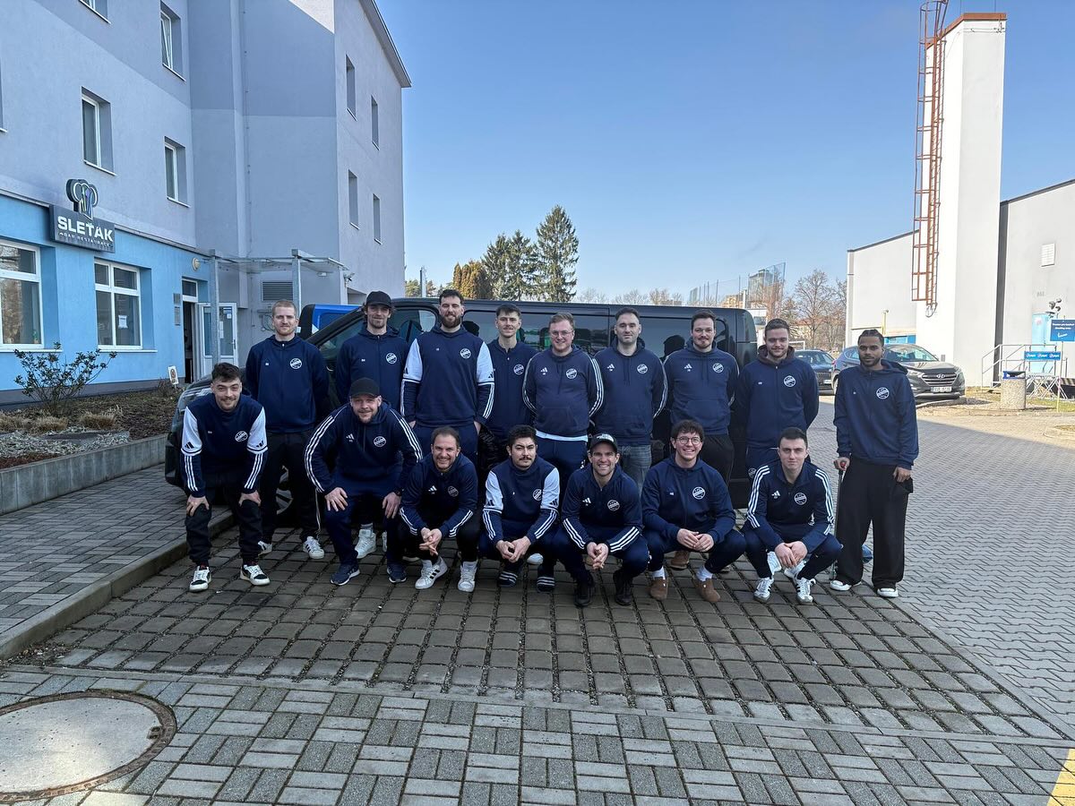 Nachtrag Trainingslager Winter 2026⚽️:
Vom 27.02 bis 01.03 fuhr unsere 1. Mannschaft mit fast vollständigen Kader ins Trainingslager nach Kladno bei Prag, Tschechien. In dieser Zeit absolvierte die Mannschaft insgesamt drei Trainingseinheiten sowie ein Freundschaftsspiel.
Das Spiel am Samstag gegen den FC Unterpindhart konnte durch eine geschlossene Mannschaftsleistung souverän mit 4:1 gewonnen werden - vielen Dank für den fairen Test @fcu1965 ! Im Anschluss ließ die Mannschaft den erfolgreichen Tag bei einem gemeinsamen Mannschaftsabend in Kladno ausklingen. Viele Spieler zog es danach noch weiter nach Prag, wo der Sieg bis in die frühen Morgenstunden ausgiebig gefeiert wurde.
Trotz teilweise kaum vorhandenen Schlafs und schweren Beinen stand am Sonntag noch die letzte Trainingseinheit auf dem Programm. Anschließend wurde die verdiente Heimreise angetreten.
Wie den Bildern zu entnehmen kam der Spaß trotz anstrengender Einheiten nie zu kurz😎
#fcs⚽️💙🤍#kladno#prag#tscheche