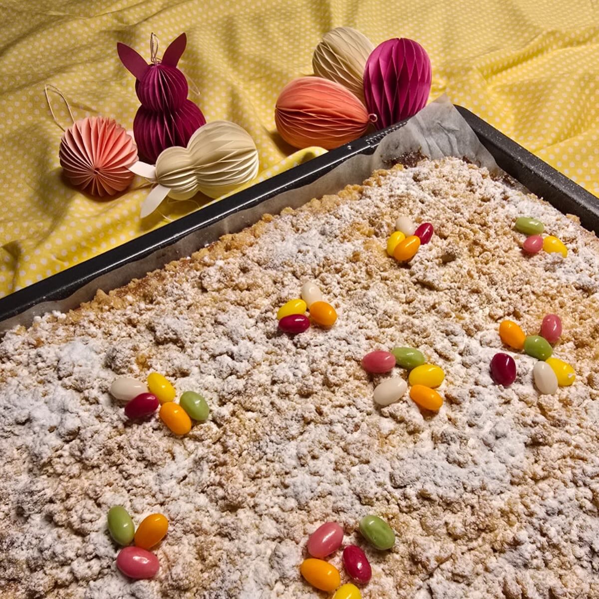 Eierlikör-Streuselkuchen (Oster-Version)
Fluffiger Teig, buttrige Streusel und ein Hauch Eierlikör – dazu noch ein bisschen Puderzucker und bunte Zucker-Eier oben drauf. Fertig.
Und die bunten Eier obendrauf? Zählen natürlich als Deko… nicht als Snack zwischendurch. Oder doch?
Also ehrlich: Backt ihn. Aber warnt eure Familie – der ist schneller weg, als man „Frohe Ostern“ sagen kann J
Zutaten für ein Backblech:
Für den Teig:
250 g weiche Butter
200 g Zucker
1 Päckchen Vanillezucker
4 Eier
150 ml Eierlikör
375 g Mehl
1 Päckchen Backpulver
Für die Streusel:
300 g Mehl
150 g Zucker
Abrieb einer Bio-Zitrone (optional)
200 g kalte Butter (gewürfelt)
Zum Dekorieren:
Puderzucker
optional: Zuckereier oder Schokoeier
Zubereitung:
Den Backofen auf 180°C Ober-/Unterhitze vorheizen.
Butter mit Zucker und Vanillezucker cremig rühren. Die Eier nach und nach dazugeben und gut unterrühren.
Anschliessend den Eierlikör einrühren.
Das Mehl mit dem Backpulver vermischen und zur Masse hinzufügen und alles zu einem glatten Teig verrühren.
Den Teig gleichmässig auf ein mit Backpapier ausgelegtes Backblech verteilen.
Für die Streusel Mehl, Zucker und Zitronenabrieb vermischen.
Die kalte Butter hinzufügen und mit den Fingern zu Streuseln verarbeiten.
Die Streusel gleichmäßig auf dem Teig verteilen.
Den Kuchen ca. 35–40 Minuten backen, bis die Streusel goldbraun sind.
Aus dem Ofen nehmen und leicht abkühlen lassen. Dann mit Puderzucker bestreuen und nach Wunsch dekorieren.
Tipp:
Verziert den Kuchen mit bunten Schoko-Eiern oder Zuckereiern → macht ihn sofort „österlich“
Ihr könnt auch etwas Eierlikör-Zuckerguss darüber geben für extra Geschmack.
En Guete!
#thekitchenwitches #osterbacken #eierlikör #backenmachtfreude #fruehlingskueche kuchenliebe