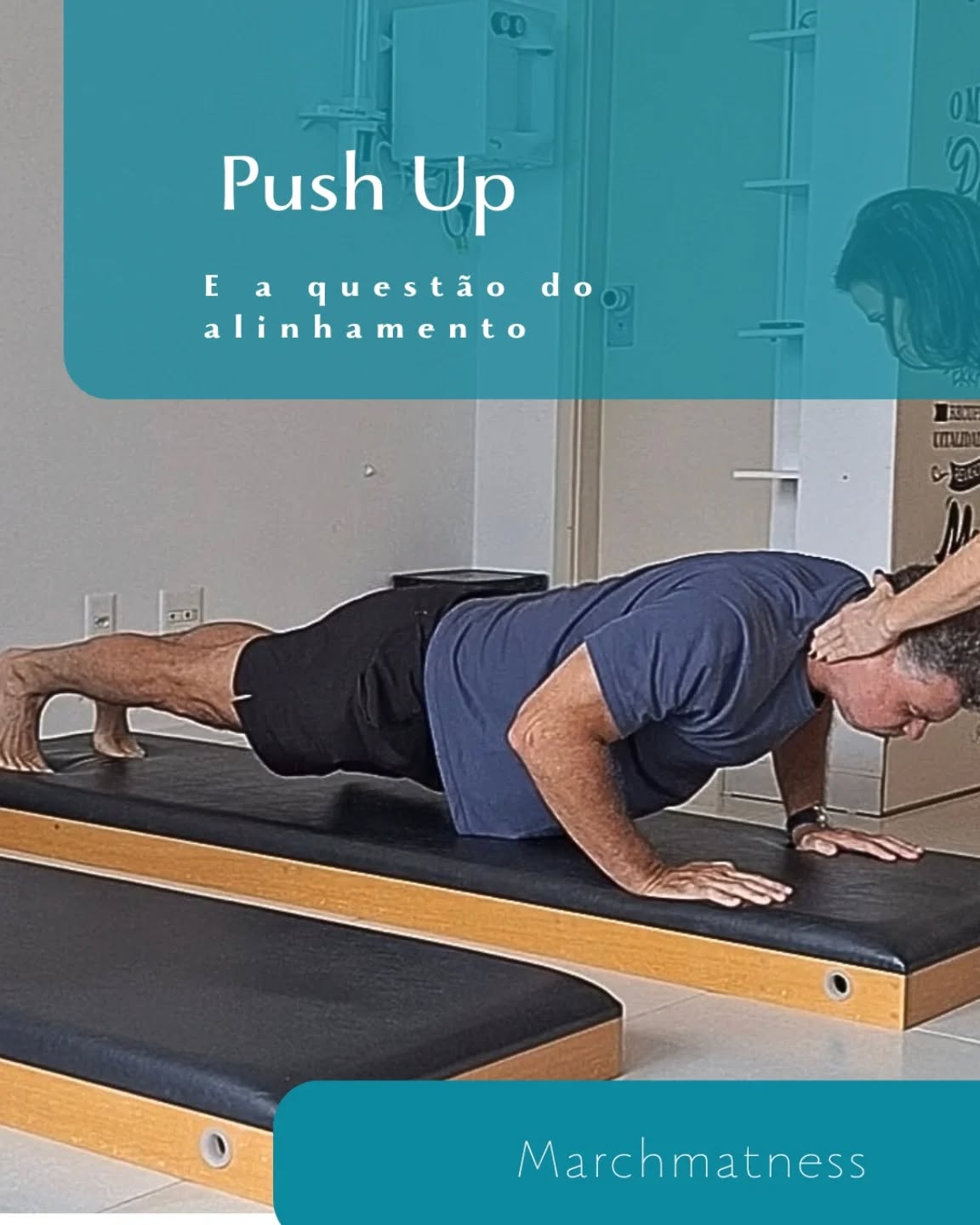 Push Up x Testosterona x Vaidade.
Não é mole a nossa vida não! Rs.
As mulheres, no geral, são super humildes ao testar os Push Ups. Já os homens querem provar a masculidade ali no estúdio. Isso gera uma flexão cheia de compensações. O que eles aprenderam no Long Stretch vai pro ralo. O importante para eles é "pagar 10" mesmo sem a gente mandar fazer 10 repetições. Rs.
Pronto, já desabafei. Não gosto de ver o corpo desalinhado, mas entendo que no início vai ser assim mesmo. Caso o aluno esteja focado em aprender a lidar com o corpo mais do que provar ao mundo que pode "pagar 10", ele irá perceber que o buraco é mais embaixo.
O Long Stretch ajuda e com 1 mola apenas ajuda mais ainda na percepção do alinhamento. Achar a barriga e as costas deixa o exercício limpo, organizado e muito mais bonito de se ver.
O que acontece é que a dificuldade faz a pessoas cair em nos padrões posturais errados. Do mesmo jeito que, normalmente, se comporta quando está em pé relaxado. O Push Up, Leg Pull Front, Long Stretch são super corretivos da postura em pé.
Por isso implico e também porque precisamos combater a vaidade que brota dentro da gente. Cada um a seu jeito, mas todo mundo experimenta esse sentimento de autoafirmação e busca de admiração, não é verdade? O método Pilates quando feito com o olhar para dentro, sem perturbações externas, nos mostra o mundo de sentimentos e emoções que existe dentro da gente. Que oportunidade temos de nos observar, entender e transformar.
Terminei atrasada a Marchmatness, mas lembro que o Mat não termina nunca.
Parceiro @equipilates_oficial