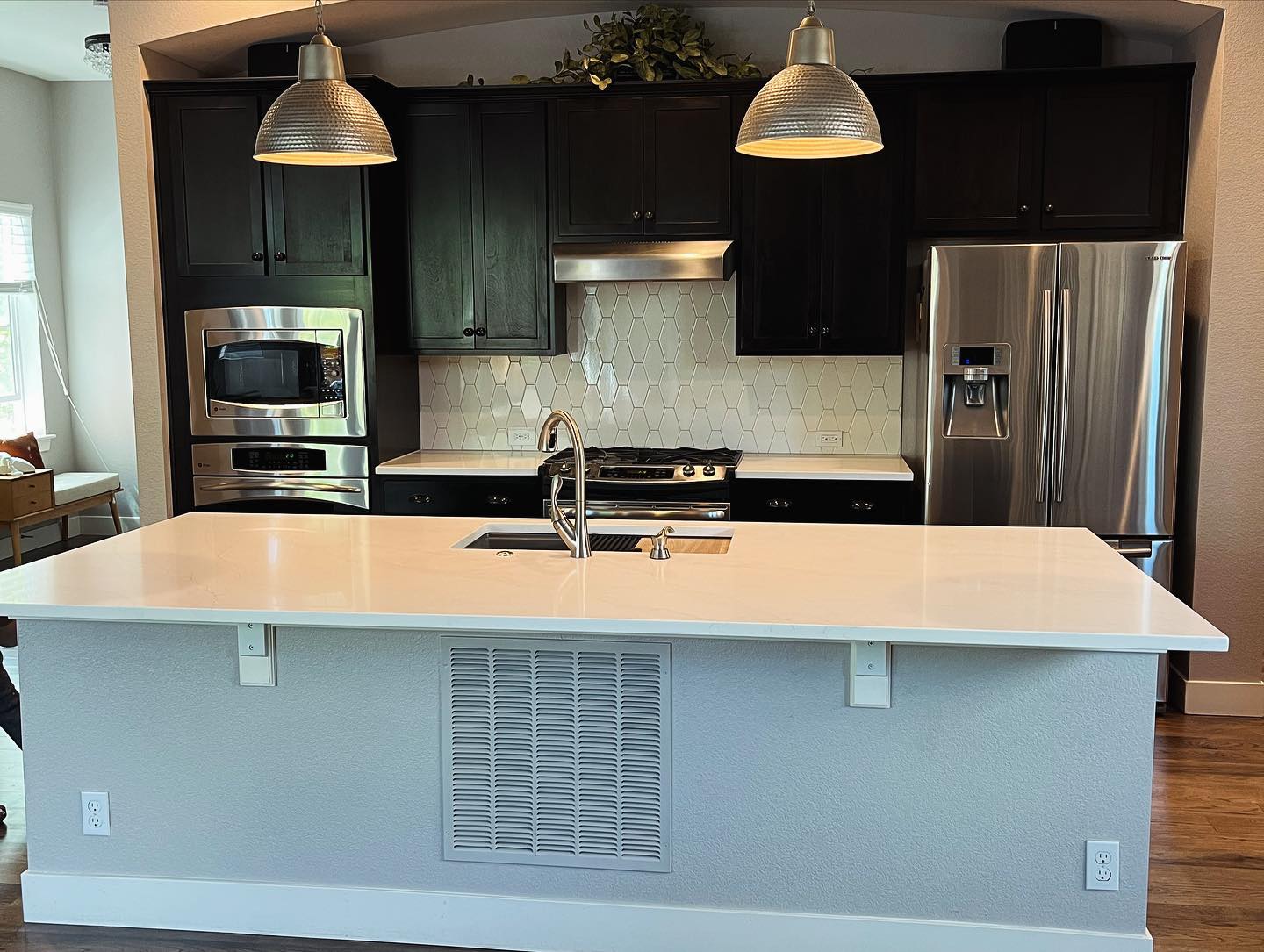 New kitchen counter top and backsplash ✅