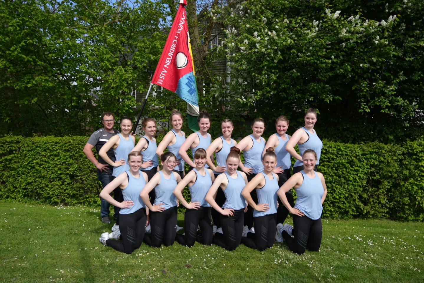 Back again!
Nach einer zweijährigen Pause freuen wir uns, auch wieder in der Disziplin Team Aerobic an den Wettkämpfen zu starten.
Am Rocco Cup in Roggwil durfte die Gruppe das Programm zum ersten Mal zeigen.
@stvsommeri Vielen Dank für die Organisation!