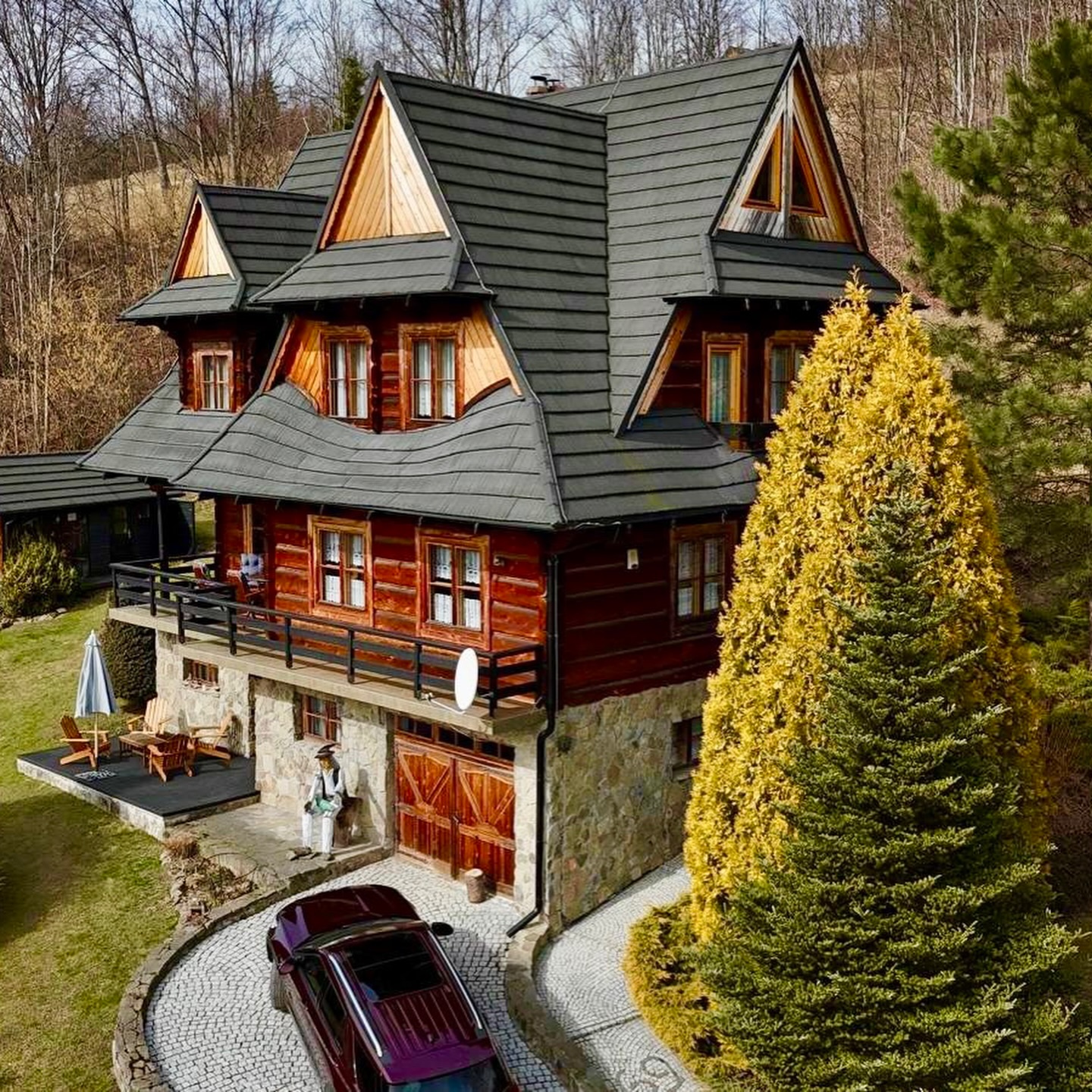 💰1 890 000 zł
🌲✨ DOM Z DUSZĄ W SERCU GÓR ✨🌲
Są miejsca, które się ogląda…
i takie, które czuje się od pierwszego kroku ❤️
Wyjątkowy dom z bali w malowniczej części gminy Mszana Dolna – blisko natury oraz szlaków na Luboń Wielki i Szczebel.
🏡 ok. 200 m² powierzchni
🌿 21-arowa działka – prywatność, zieleń, sad
🐎 stajnia dla 2 koni, sauna, wędzarnia
🌄 widoki, cisza i natura
✨ wnętrze z charakterem – kominek, naturalne drewno, klimatyczne detale
✨ projekt cenionego zakopiańskiego projektanta
✨ gotowa inwestycja – aktywny wynajem Booking
⚙️ ogrzewanie gazowe + kominek (20 kW)
⚙️ solidna konstrukcja, dopracowane detale
✨ To idealne miejsce dla osób, które szukają czegoś więcej niż domu – klimatu i potencjału inwestycyjnego
🤝 Skontaktuj się i poczuj ten klimat na żywo
⸻
📍 Mszana Dolna, ul. Starowiejska 4C
☎️ 798 370 312
📩 anna@apexkoncept.pl
📲 apexkoncept.pl
#nieruchomości #domwgorach #domzbali #glisne #mszanadolna