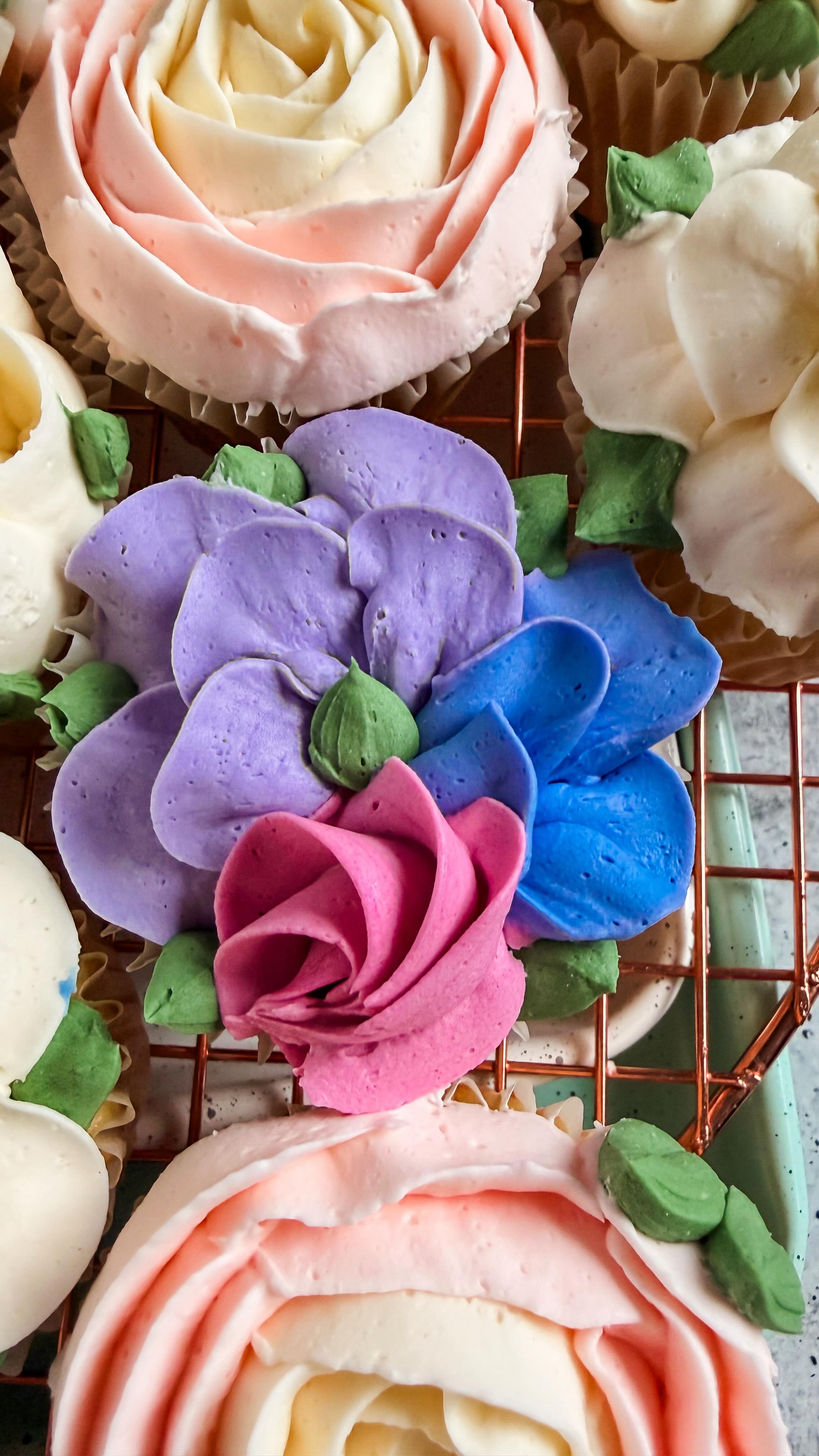 Spring flowers 🪻These are heading off to a photoshoot today so stay tuned for that and don’t worry I’ll have a few sets of these at the sale this weekend
Saturday April 4th 12-4
Ps this song makes me happy 😊
.
#icouldbevioletsky #springcupcakes #buttercreamflowertutorial #norwood #peterborough