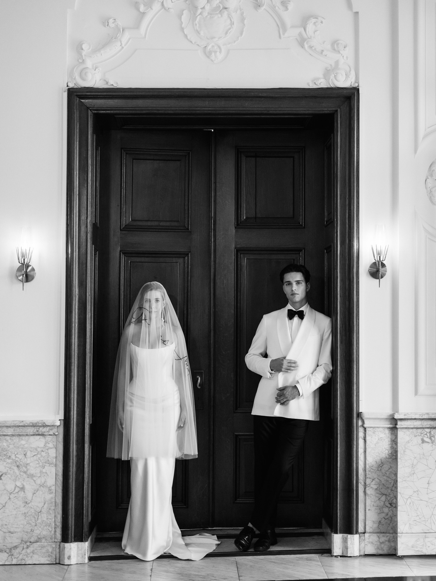 I truly adore a timeless, classic style 🤍
Finished with a custom veil featuring delicate black embroidery a subtle, unexpected detail that makes the look truly unforgettable. 🖤 The ultimate balance between classic refinement and a modern twist.
/
I truly adore a timeless, classic style 🤍
Afgewerkt met een op maat gemaakte sluier met delicate zwarte borduursels een subtiel, onverwacht detail dat de look echt onvergetelijk maakt. 🖤 De ultieme balans tussen klassieke verfijning en een moderne twist.
Photographer @demis_design
Dress @atelieredwinoudshoornbridal
Suit @michaelgisoweddings
Muah @sandrabierens_bridal
Locatie @kasteelengelenburg
Weddingplanner & concept @letoileweddings
Couple @victoria_vermeer & @sem_klaassen