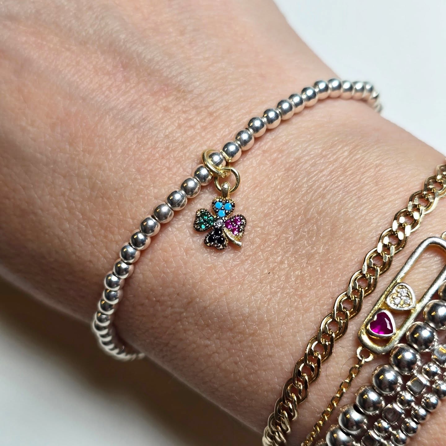 💫 Good luck
Dieses elegante Armband aus Sterling Silber 925 vereint zeitlose Schönheit mit einem besonderen Highlight: ein filigraner Kleeblatt-Anhänger, 14k vergoldet und verziert mit funkelnden Zirkoniasteinen. Ein Symbol für Glück, Hoffnung und positive Energie – perfekt für jeden Tag.
🍀 Details, die begeistern:
• Hochwertiges 925 Sterling Silber
• Länge: 16.8 cm
• 14k vergoldeter Anhänger
• Besetzt mit strahlenden Zirkoniasteinen
• Fein, elegant und vielseitig kombinierbar
✨ Ob als täglicher Begleiter oder als besonderes Geschenk – dieses Armband bringt Stil und Bedeutung in Einklang.
#SterlingSilber #925Silber #Armband #Schmuckverkauf #glück
