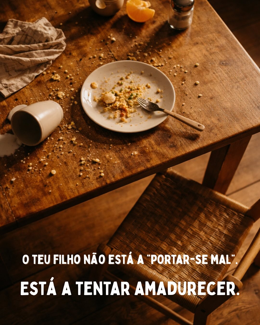 Há uma coisa que ouvimos muitas vezes, em consulta, em formação, em conversas com pais e educadores:
“Ele já devia saber isto.”
“Ela já tem idade para se controlar.”
“Porque é que ele ainda faz birras?”
A nossa resposta é quase sempre a mesma: porque ainda está a amadurecer. E a maturidade não se ensina. Acontece.
Neufeld chama a isto maturação — o desabrochar espontâneo do potencial humano.
Não é um programa.
Não é algo que se treina.
É algo que a natureza faz por nós, quando as condições estão reunidas.
Que condições? Três.
Apego — sentir que pertence a alguém. Que há pelo menos um adulto que é seu, que é chão, que é porto.
Lágrimas de futilidade — poder sentir a tristeza do que não se pode mudar, e descansar nela.
Brincadeira livre — espaço para errar, experimentar, recriar o mundo a partir de dentro.
Quando isto existe, algo extraordinário acontece: a criança começa a sentir duas coisas ao mesmo tempo.
“Quero o pedaço maior, mas não é justo para a minha irmã.” Isto, este conflito interior, é o coração da maturidade emocional.
Quando tentamos ensinar o que deveria amadurecer por si, estamos a empurrar o rio. A criança decora a regra, mas não a sente. Não se torna parte de quem ela é.
E aqui está o que raramente se diz: isto também nos acontece a nós. Como mães, como pais, como educadores, também vivemos com sentimentos que se contradizem. Querer que cresça e querer que fique pequeno. Saber que precisa de espaço e sentir que nos custa largá-lo. Amar profundamente e, no meio do cansaço, perder a paciência.
Isto não é falhar. É sentir duas coisas ao mesmo tempo.
É maturidade, a nossa. E quanto mais estivermos em paz com essa ambivalência dentro de nós, mais espaço temos para acompanhar a das nossas crianças.
A maturação não se puxa. Dá-se-lhe terra, água e luz. Relação, presença e amor.
Porque é disso que estamos a falar. Sempre foi. 💛
———
📌 Artigo completo no blog — link na bio.
📌 Pedagogia do Invisível: 21 de abril — inscrições abertas.
📌 Envia-nos “MATURAÇÃO” por DM.