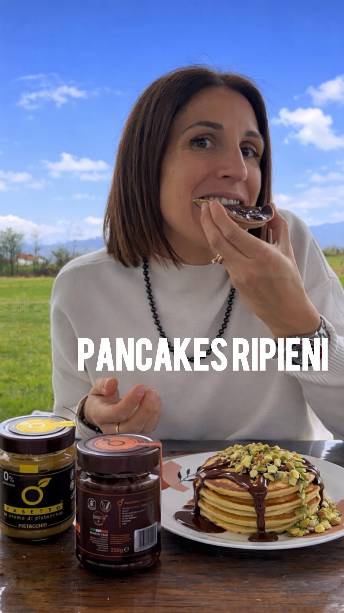 🥞 PANCAKES FIT RIPIENI ZERO ZUCCHERI 🥞
Colazione o merenda? Qui siamo a livello wow 😍
Soffici pancakes fit con cuore cremoso di crema spalmabile zero zucchero @vasetto.it 🤎💚 Codice sconto: ALESSIA15 sul loro sito.
👉 Salvati questa ricetta perché la rifarai SUBITO!
🧾 Ingredienti (6-8 pancakes)
- 120 g farina d’avena
- 2 uova
- 120 ml latte (anche vegetale)
- 1 cucchiaino lievito per dolci
- Dolcificante a piacere
- 1 pizzico di sale
- Crema spalmabile @vasetto.it
👩🍳 Preparazione
1. Mescola uova e latte.
2. Aggiungi farina, lievito, sale e dolcificante fino a ottenere una pastella liscia.
3. Scalda una padella antiaderente.
4. Versa un po’ di impasto, aggiungi al centro un cucchiaino di crema spalmabile zero zucchero @vasetto.it e copri con altro impasto.
5. Cuoci finché dorati da entrambi i lati.
😍 Il tocco finale
Completa con altra crema colata sopra e, se vuoi, granella di pistacchio… pura goduria 🤤
💡 Fit, golosi e senza zuccheri aggiunti: la combo perfetta per iniziare bene la giornata!
#pancakesfit #ricettefit #colazionesana #valigiainfarinata #ricettadοlcesato fitfood healthyrecipes zerozuccheri foodporn colazioneperfetta vasett