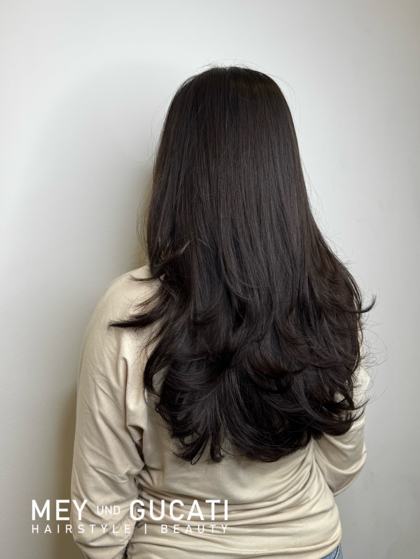 Langhaarschnitt mit Stufen ✨ gestylt wurde hier mit einem Blowout (Rundbürstenstyling)
#layershaircut #stufenhaarschnitt #blowouts #longlayeredhaircut #schwungvoll