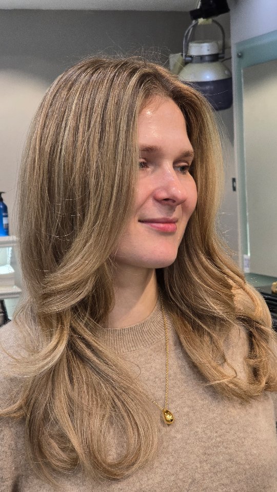 My beautiful client and lovely friend came in today, juggling life with her few-month-old baby 🤍
With such a busy schedule, we wanted something effortless and low-maintenance.
We chose a soft balayage that will grow out seamlessly and blend naturally with her roots over time ✨
The shade? A neutral beige blonde timeless, elegant, and easy to maintain.
Finished with a light trim and soft front shaping, because we both love keeping that long, healthy hair 💫
#balayage #lowmaintenancehair #beigeblonde #londonhairdresser #hairtransformation