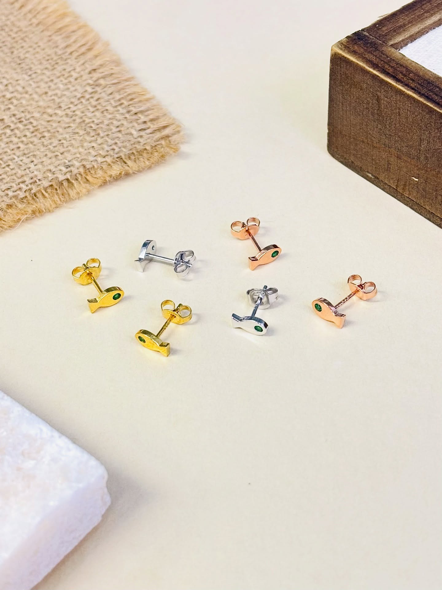 925 silver fish earrings with green cz.
✅ Nickel free.
✅ Wholesale.
✅ Ready to ship.
📩 Order now or inquire for more details :
📱 WhatsApp : +66 63-416-6537
💬 Or click link in Bio