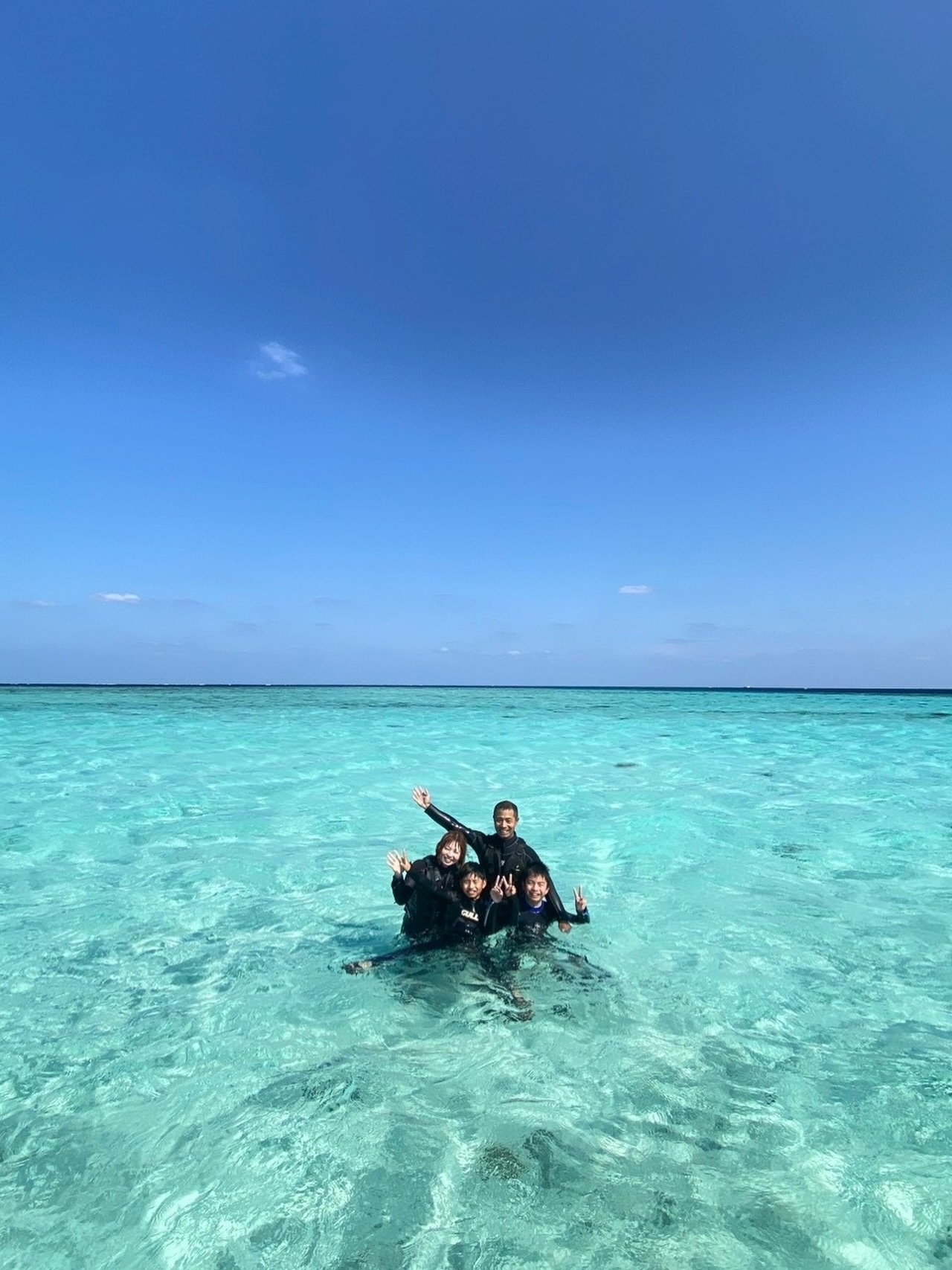 家族旅行でヤビジ🩵
《 世界に誇る日本一の海“ヤビジ”で
一生の思い出に残る体験を🌏🩵》
▼マーリンのオススメポイント
⑴ 安全第一でご案内🛟
厳しい安全基準をクリアした業者だけが認定される
“マル優”に指定されています
ガイドは定期的に安全講習実施中。
⑵ ヤビジまで一番近い港出発⛴️
半日ツアーで旅行のスケジュールが組みやすく
船酔いが心配な方にもオススメです!
⑷初心者・女性にも優しい🥰
女性スタッフも在籍、
各資格を持ったガイドがご案内!
⑸当日のベストポイントへご案内🐢
海を知り尽くした宮古島育ちの船長が
数あるシュノーケルポイントから
その日のベストコンディションへ向かいます!
▼ツアーメニュー
・八重干瀬シュノーケルツアー
・八重干瀬スキンダイビングツアー
・八重干瀬体験ダイビングツアー
・スキンダイバー講習
→ 各ツアーに𝗘𝗖𝗢プラン(割引)あり
▼𝗘𝗖𝗢プラン 〜環境に優しくお得に遊ぼう🧡〜
各ツアーメニューに適応可能
𝟭.ツアー料金¥𝟭,𝟱𝟬𝟬引き
𝟮. 𝗘𝗖𝗢ルールを守っていただける方
※𝗘𝗖𝗢ルールはHPにてご確認ください
▼ ご予約方法
InstagramトップページのリンクからHPへ
※DMは対応しておりません。
▼船長アカウント
こちらでもツアーの様子をリアルタイムで発信中!
🚢:@marlin_nakasato
▼スタッフアカウント
スタッフ目線のツアーの様子やオフを発信中!
👫🏽:@staff_marlin_miyakojima
#ヤビジツアーマーリン
#宮古島 #八重干瀬 #ヤビジ
#宮古島旅行