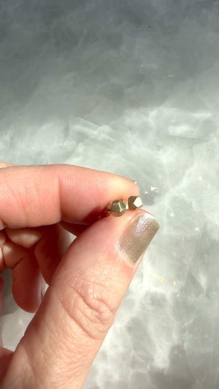 The Facet Play Mini Stud Earrings are tiny but full of intention. Cast in 10k yellow gold from our smallest faceted bead, each stud is shaped by hand-filing in wax to create crisp little planes that bounce light from every direction. Their satin glow and petite size make them the perfect everyday earring: lightweight, comfortable, and subtly radiant.
✨
They’re the little gold studs you’ll never want to take off. Available now at mejiajewelry.com or DM me for details.
.
.
.
.
.
#mejiajewelry #wearitingoodhealth #madeinnewyork #longislandjewelry #artisanjewelry