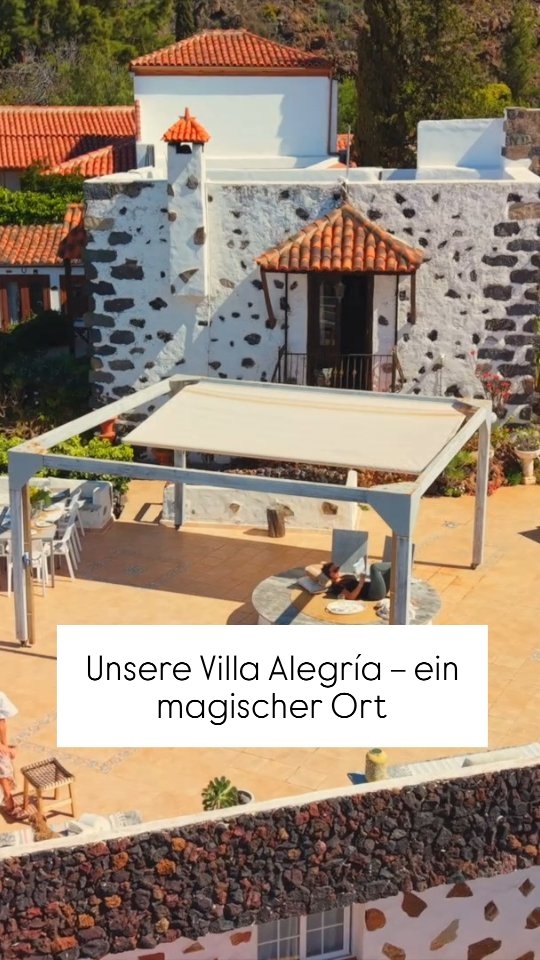 Unsere Villa Alegría – ein magischer Ort
Die Villa Alegría vereint Rückzug und Begegnung an einem besonderen Ort im Süden von Teneriffa, in einem kleinen Dorf unterhalb des Teide-Nationalparks.
Hier kannst du zur Ruhe kommen – sei es bei Spaziergängen und Wanderungen durch die umliegende Natur oder entspannt auf einer der fünf Terrassen. Gleichzeitig bietet sich dir die Möglichkeit, in angenehmer Atmosphäre neue Frauen kennenzulernen.
Während unserer Retreats mit Fokus auf gesunde Ernährung und Bewegung gestaltest du deine Zeit ganz nach deinen Bedürfnissen: Zieh dich zurück und genieße Momente für dich oder tausche dich mit Gleichgesinnten aus.
Auch die Nächte in Chirche haben ihren eigenen Zauber: unter einem klaren, wolkenlosen Himmel breitet sich ein beeindruckendes Sternenmeer aus, das zum Innehalten einlädt.
#yogaretreattenerife #selfcare #tenerife