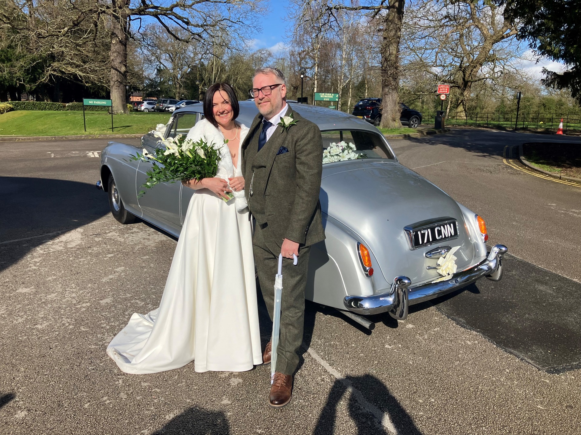 Congratulations to John & Elizabeth on their wedding. They booked the sunshine and both of our splendid 1950s Silver S1 Bentleys.
#lentonlimousines