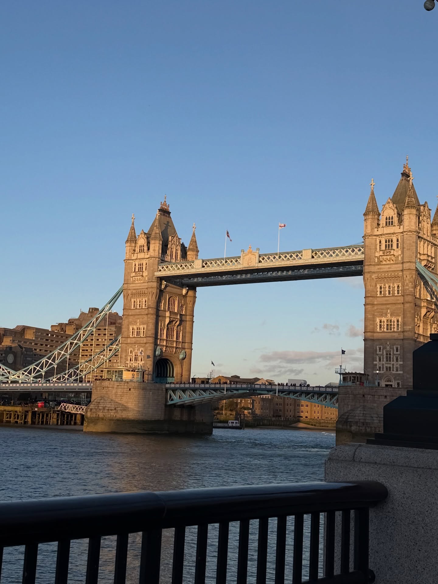 A wholesome weekend in pictures.
Started with a 5K run on Saturday, followed by a walk along the Thames, taking in some of London’s most iconic spots along the way.
Even after living here for so long, days like this don’t get old.
Walking back over Tower Bridge as the sun was setting was gorgeous a little reminder of what a beautiful city we are in 💛
#ahandwithproperty #propertyfinder #towerbridgelondon #londoneye #westminister