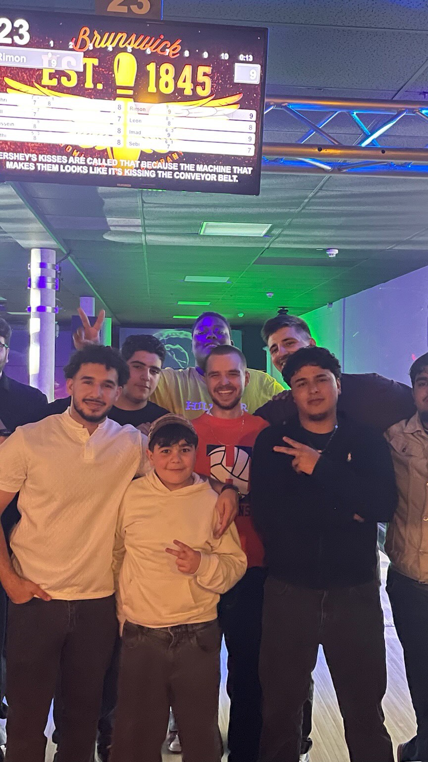 Gemeinsam mit unseren Teen Girls ging es mit den Teen Boys in den Bowlingpark. Hier haben wir auf gleich drei Bahnen mit viel Ehrgeiz, Teamgeist und guter Laune dem Strike nachgejagt.
Mit über 20 Teens erlebten wir einen rundum gelungenen Abend voller Freude, Lachen und wertvoller gemeinsamer Zeit.
Vor allem das Miteinander stand im Mittelpunkt und zeigte, wie wichtig gemeinsame Aktionen sind 🎳
Ein riesengroßes Dankeschön an @directhelp.betterfuture die uns solche Aktionen ermöglichen! 🧡
#bowling #freiburg #stadtpiratenfreiburg