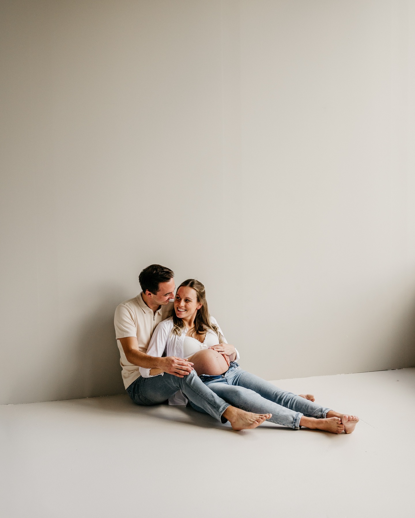 ๐๐๐๐๐๐๐๐๐
Zwangerschapsshoot in de prachtige @vitastudio.nl โจ๏ธ
Inmiddels zijn bijna alle plekjes tot aan mijn verlof geboekt en wordt er ook al volop na mijn verlof gepland, super leuk!
Wil je graag een shoot boeken? Stuur me een DM of vul het contactformulier in via mijn website ๐ฅฐ
--------
#zwanger #zwangerschap #pregnancy #zwangerschapsshoot #pregnancyshoot #36wekenzwanger #lifestyle #lifestylephotography #vitastudio #fotograaflimburg #familiefotograaflimburg #fotograafroermond #gwennfotografie