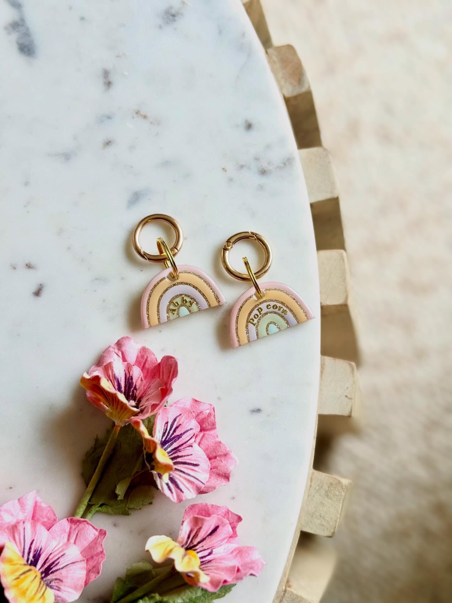 NEW ✨
La médaille « Bisou du ciel » 🌈
Une médaille arc-en-ciel aux couleurs douces, délicates, presque apaisantes.
Une médaille qui peut accompagner votre chien… mais pas seulement. Elle peut aussi devenir un porte-clés, un objet du quotidien chargé de sens, un petit symbole rien qu’à vous. 🥹
Je vous avoue… j’hésite même à m’en créer une avec le prénom de Nono.
Comme un clin d’œil discret, un lien qui reste, une présence autrement 🤍
Hâte de lire vos commentaires 😍
La prochaine session arrive très bientôt, alors restez bien connectés! 👀✨
#medaillechien #accessoirechien #dogaccesories #dogsofinstagram #resin