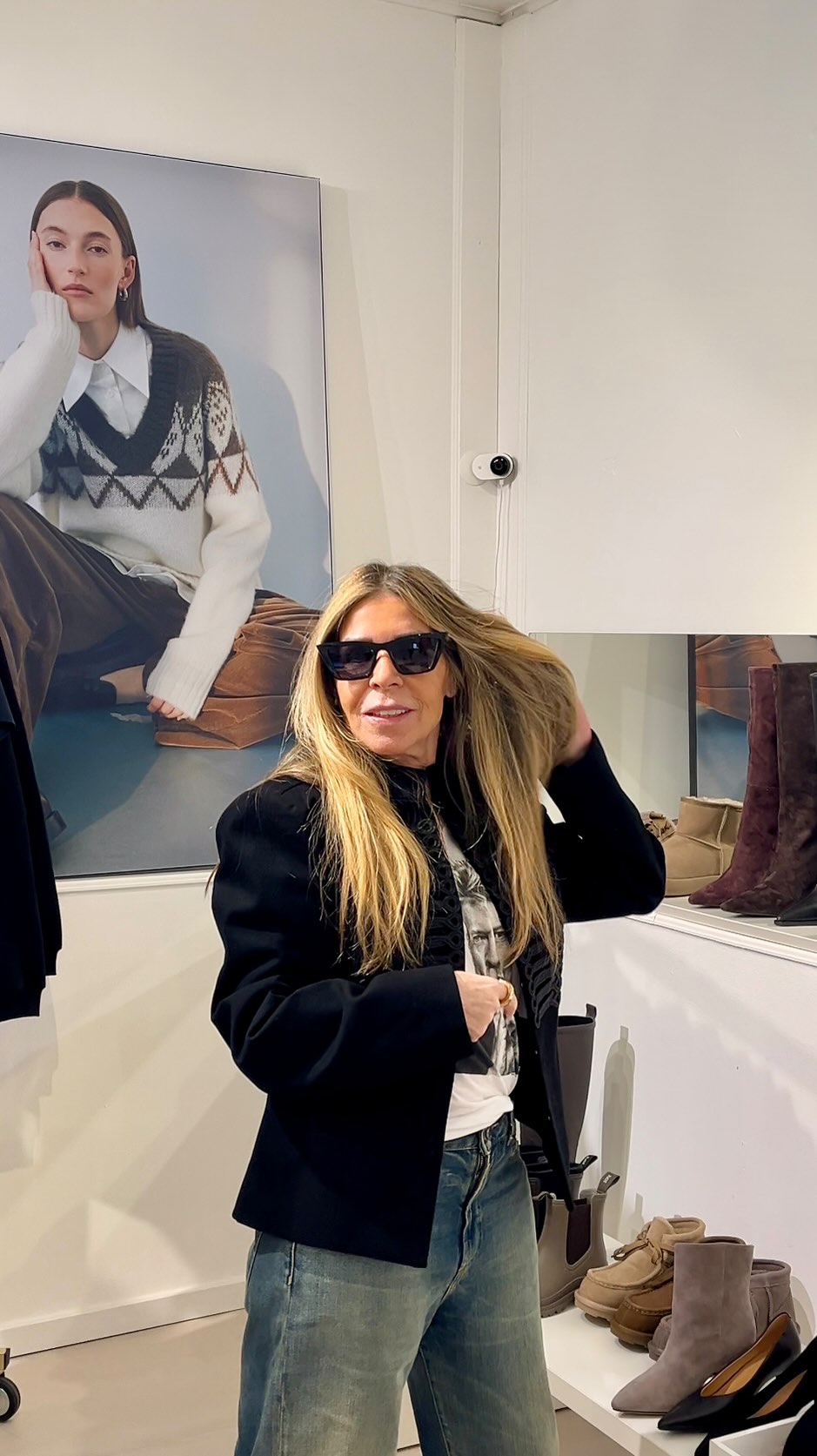 Heute im Showroom Düsseldorf. 💘
Patricia Reiter von @mode_patricia_reiter war bei uns und hat sich durch die aktuelle Kollektion von Sofie Schnoor getanzt.
Und was sollen wir sagen: Jeder Look hat einfach gesessen. Modern, feminin und genau auf den Punkt.
Solche Termine zeigen immer wieder, wie besonders es ist, die Sofie Schnoor Kollektion live zu sehen, zu fühlen und direkt zu kombinieren.
Wir haben uns auf jeden Fall wieder neu in die Kollektion verliebt.
Danke für deinen Besuch, liebe Patricia.
⸻
Willkommen bei Carmen Fischer Agents.
Unser Showroom im Düsseldorfer Lorettoviertel ist ein Treffpunkt für internationale Fashion Labels und den stationären Handel.
Hier entdecken Concept Stores, Boutiquen und Einkäufer eine sorgfältig kuratierte Auswahl aus Fashion, Schmuck, Accessoires und Schuhen.
Wir glauben an starke Marken, persönliche Beziehungen und Kollektionen, die im Handel wirklich funktionieren.
📍 Düsseldorf
👗 Fashion, Schmuck, Accessoires, Schuhe
🤝 Für Concept Stores, Boutiquen und Einkäufer
Sie möchten unsere Marken kennenlernen?
Buchen Sie Ihren Termin über den Link in unserer Bio.
#carmenfischeragents #modeagentur