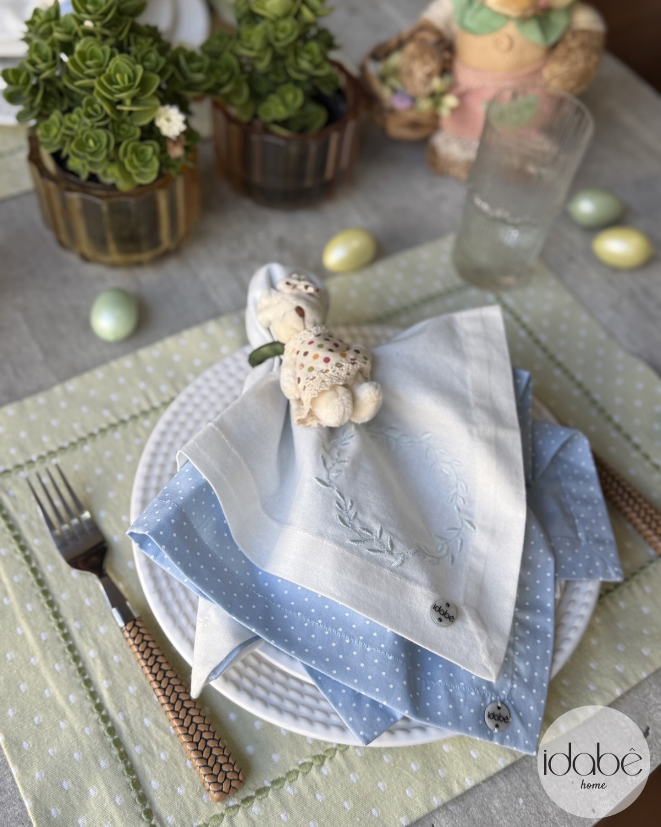 Adoro essa combinação de verde e azul em tons claros, a mesa fica leve e alegre!
• 11 94331-1286 • www.idabe.com.br •