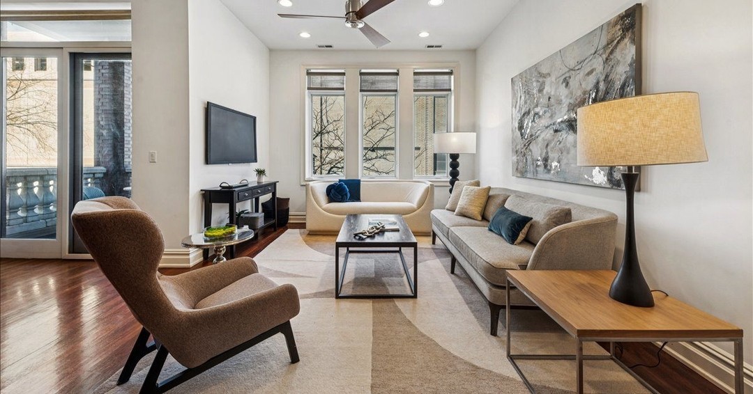 Another classic example of elevated neutrals to show-off a beautiful home! #chicago #chicagorealestate #havenhomestager #chicagohomestaging #stagingworks #stagingsells #staging #homestaging