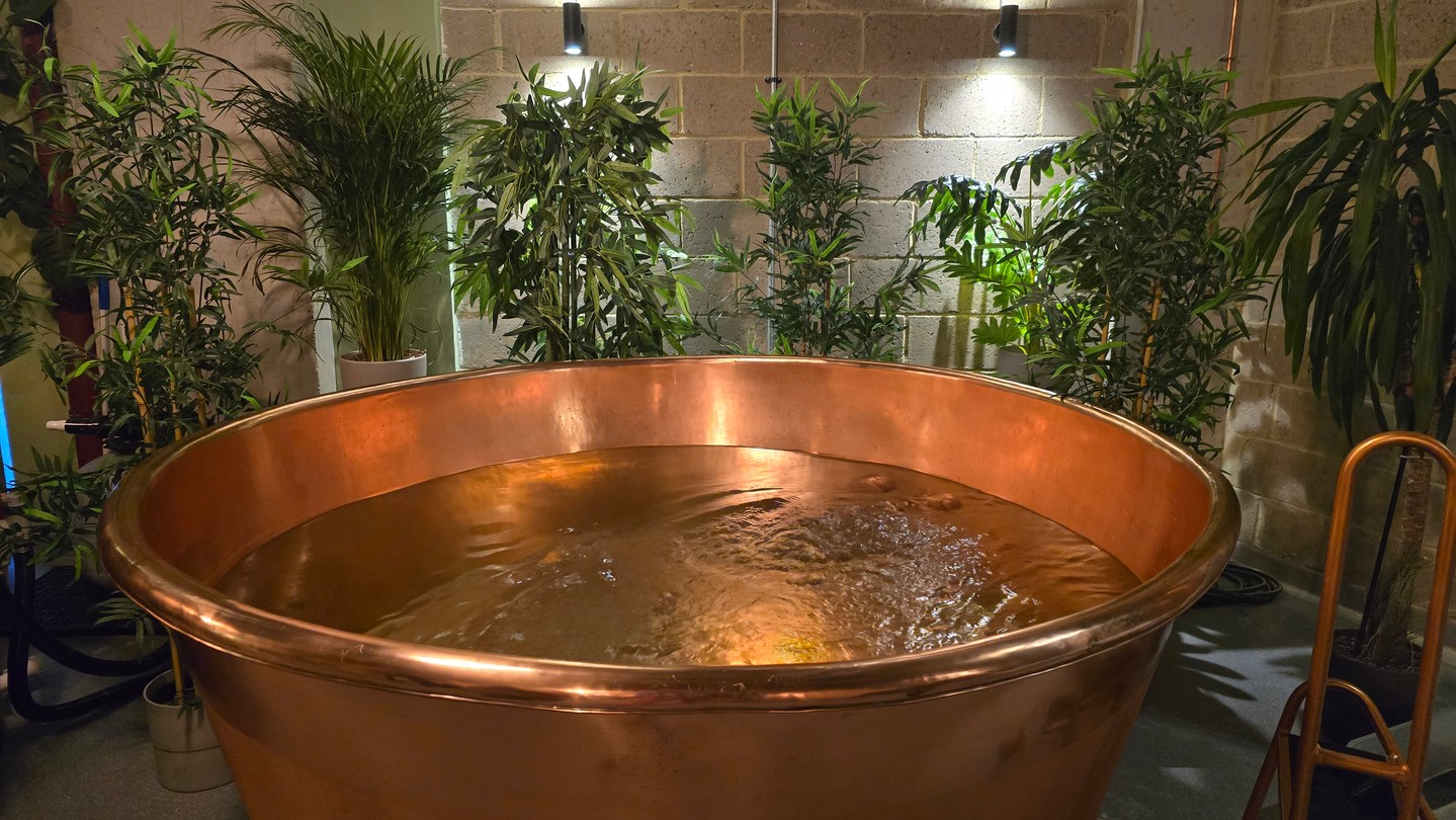 City life demands resilience â and regular cold plunges deliver. At Revitalise Urban Spa we use chilled copper baths and hotâcold protocols to make cold exposure safe and effective. Benefits youâll notice: improved circulation for long commutes, immune support through busy seasons, a mood lift after a hectic day, faster recovery after evening runs, and sharper alertness for morning meetings. Come by for consistent, controlled practice that supports ongoing wellness, not a oneâoff thrill. How would cold plunges fit into your week?
#londonwellness #coldplunge #wellbeingroutine #recoveryroutine #hotcoldtherapy