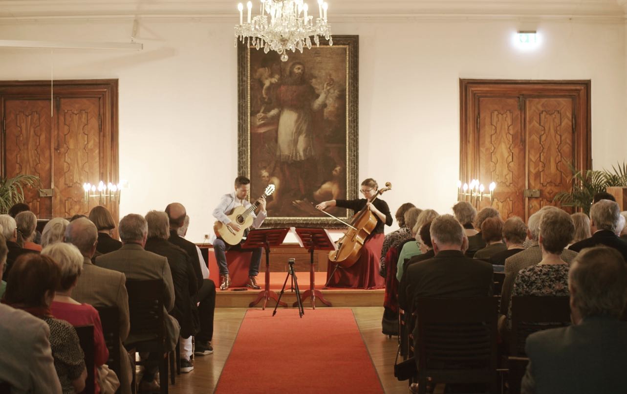 Wir freuen uns sehr, dass wir gestern bei der @stift_klosterneuburg Konzertreihe vor einem so liebevollen Publikum spielen durften! Wir sehen uns nächste Woche in Lienz!
______
Estamos muy felices de haber tocado ayer en el ciclo de conciertos de @stift_klosterneuburg para un público tan cariñoso! La próxima semana nos vemos en Lienz!
______
We are very happy to have played yesterday at the @stift_klosterneuburg concert series for such a loving audience! See you next week in Lienz!
#cello #cellist #celloplayer #cellolife #cellomusic #classicalmusic #violoncello #strings #music #musica #musician #vienna #musicfestival #livemusic #guitar #classicalguitar #musicismylife #musicos #musico #music #music #musica #musicians #guitar