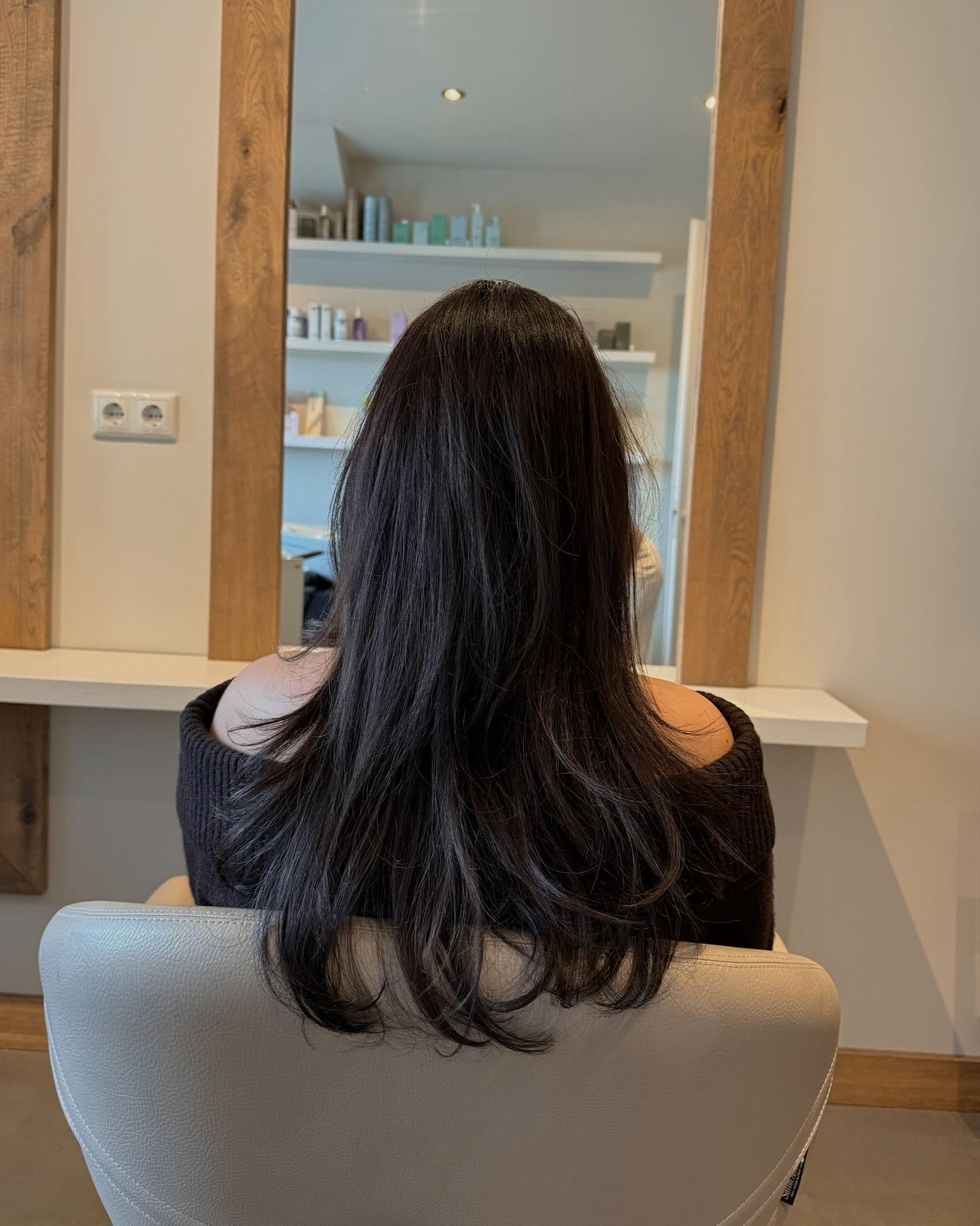 Mooi, donkerbruin haar met een gezonde glans 🤎
Deze kleur geeft net wat extra diepte, en door de verzorging van Kevin Murphy voelt het haar super zacht en ziet het er mooi glanzend uit ✨
