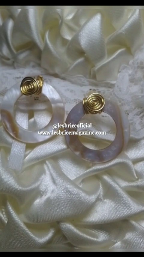 El nácar nos enseña que el dolor más profundo puede hacernos brillar de forma iridiscente si aprendemos de él ✨👑
#lesbriceoficial #lesbricecreaciones #lesbricemagazine