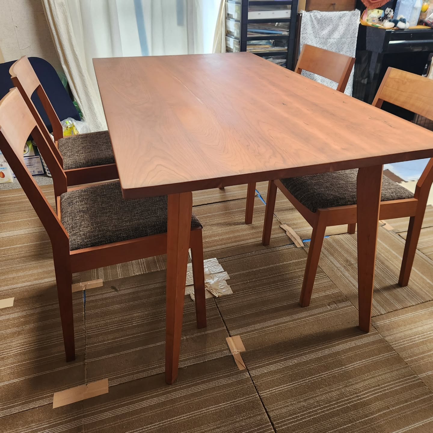 本日、ブラックチェリーのダイニングを納品
させていただきました。
ご夫妻で来店されて、いろんなイスにかけて頂き、軽いイスとブラックチェリーの色を大変気に入っていただきました。
10年前も、お嬢様の家具一式お買い上げして頂きありがとうございました。
この度はありがとうございました。
今後共よろしくお願いいたします。
詳しくは
@geibido
プロフィールからウェブサイトをご覧下さい。よろしくお願いいたします。
...............
ほっこり心地いい家具
GEIBIDO
.........................
#SpringpremiumSALE
#げいびどう
#芸美堂
#家具の芸美堂
#カーテン